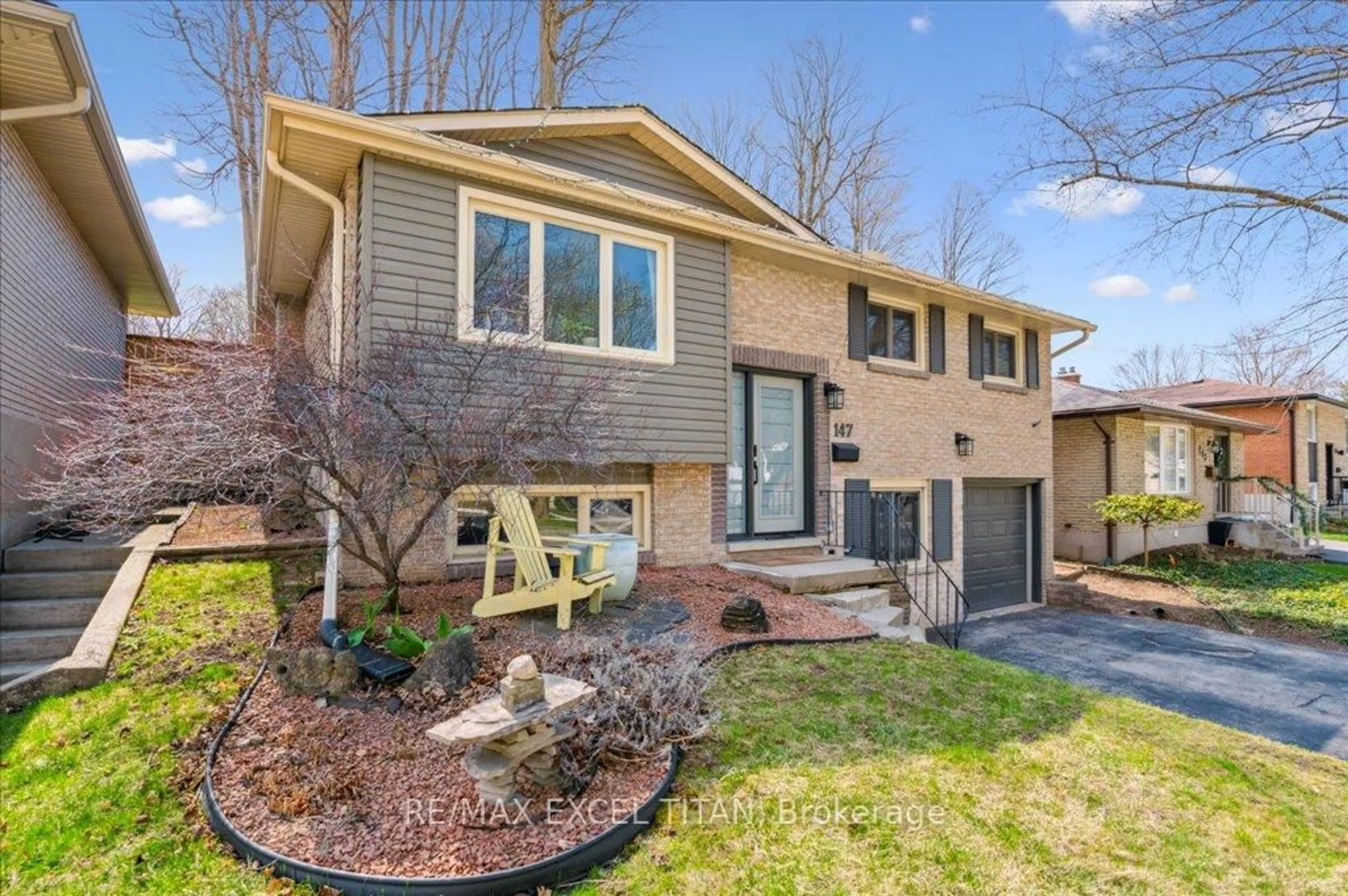 Home with vinyl exterior material, street for 147 Coach Hill Dr, Kitchener Ontario N2E 1N7