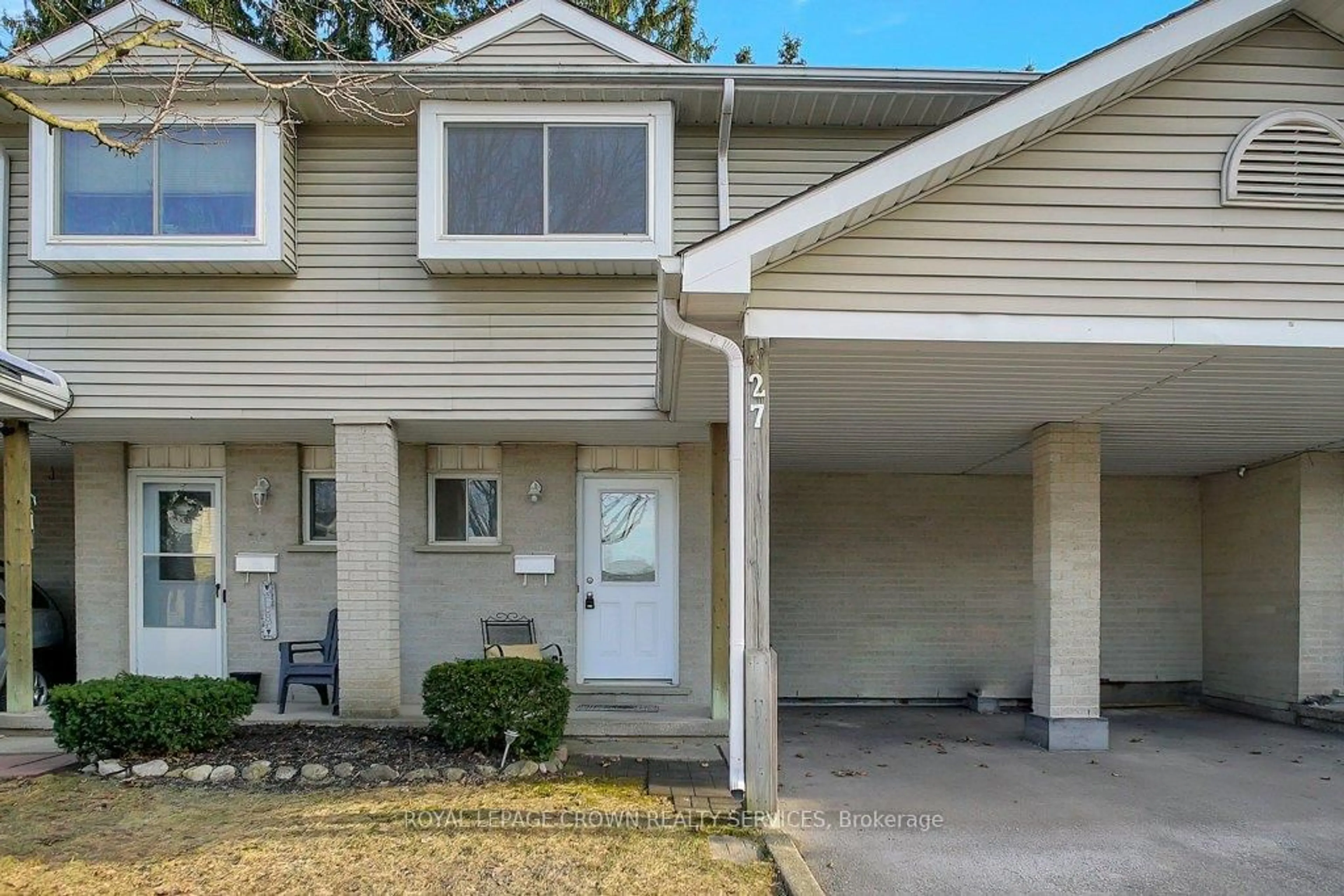 Home with vinyl exterior material, street for 125 Sekura Cres #27, Cambridge Ontario N1R 8B4