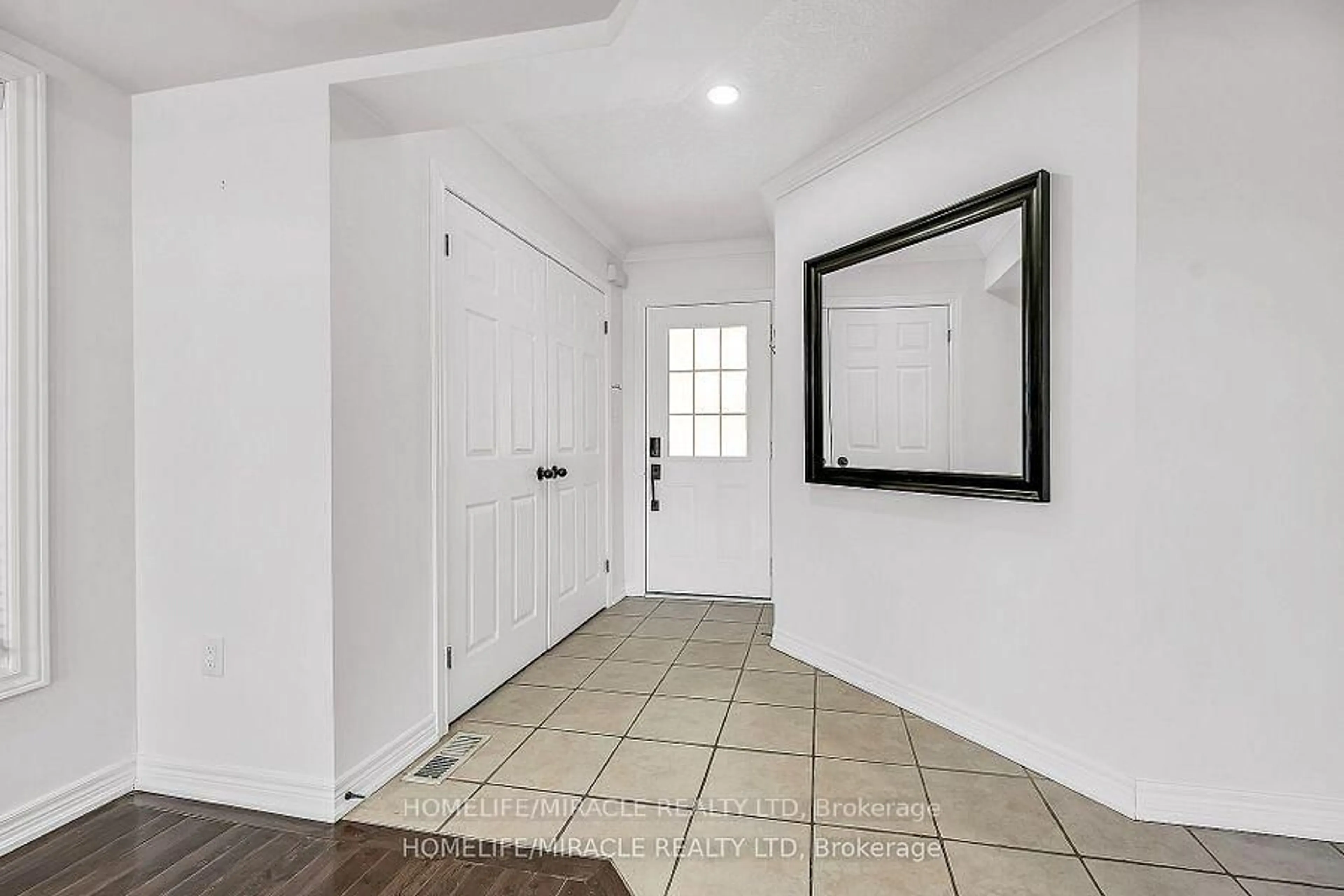 Indoor entryway for 226 Spring valley Cres, Hamilton Ontario L9C 0B4