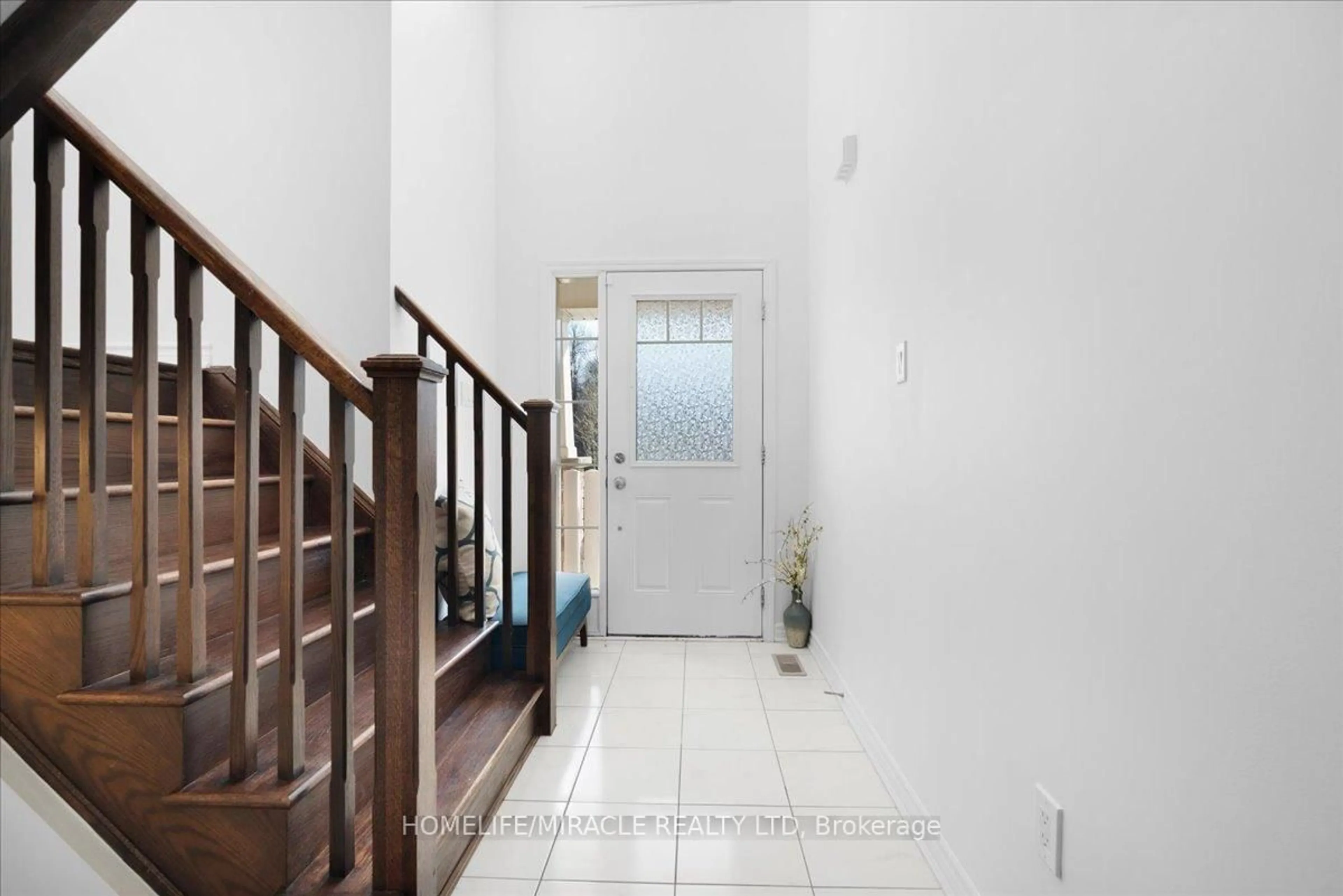 Indoor foyer for 218 Amand Dr, Kitchener Ontario N2R 1P6