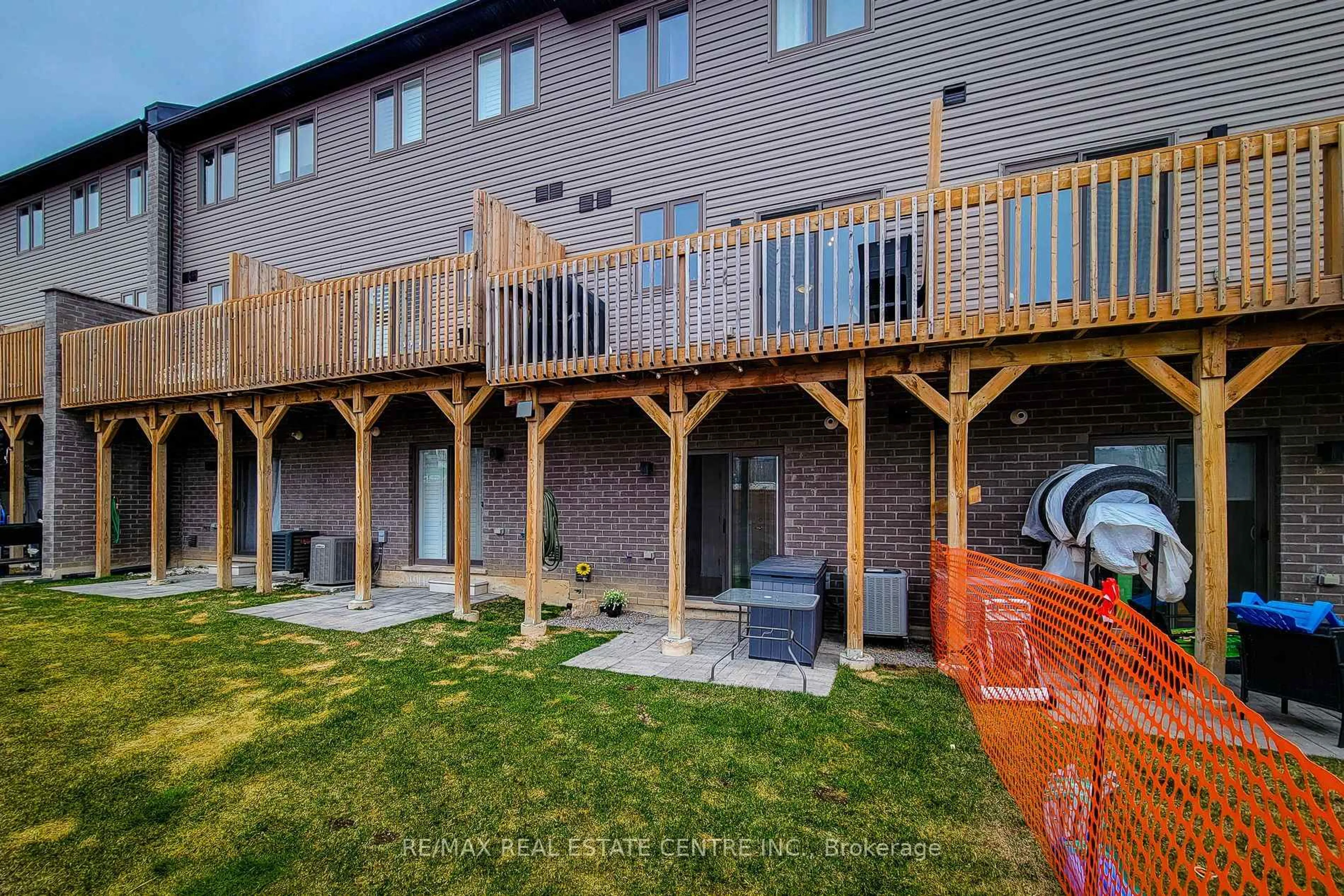Patio, unknown for 5000 Connor Dr #36, Lincoln Ontario L3J 0T4