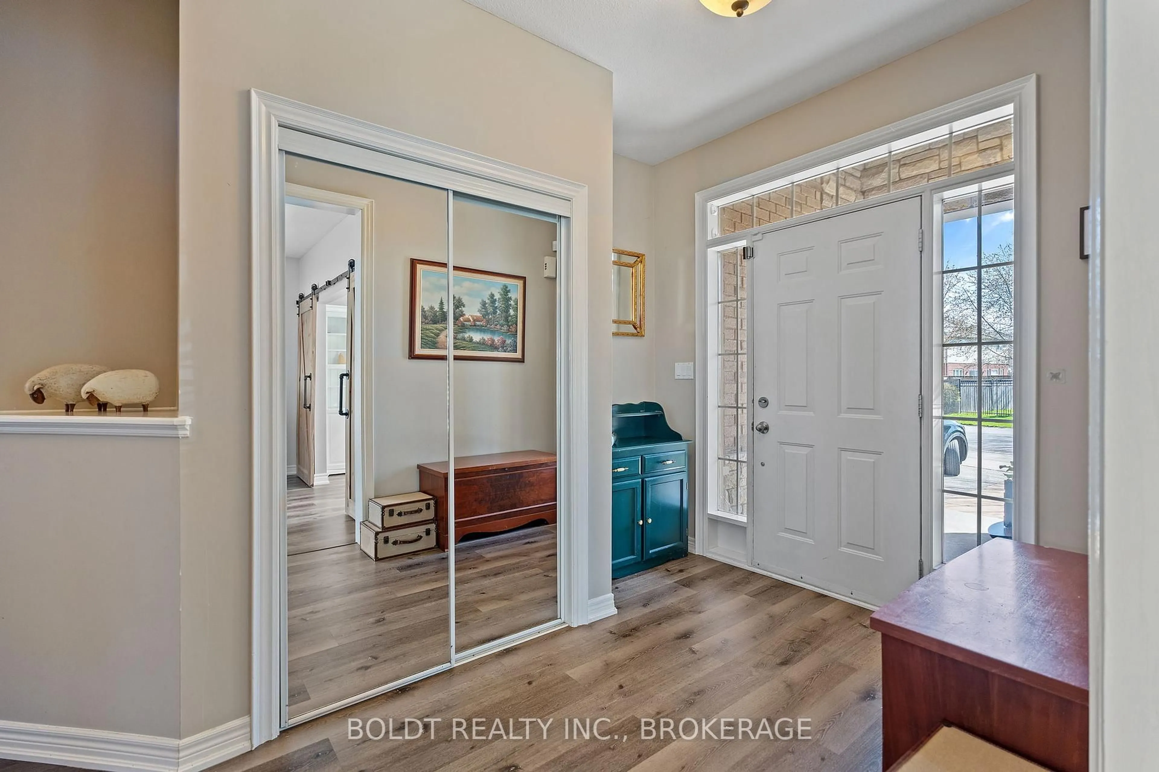 Indoor entryway for 8114 Windsong Dr, Niagara Falls Ontario L2H 3M4