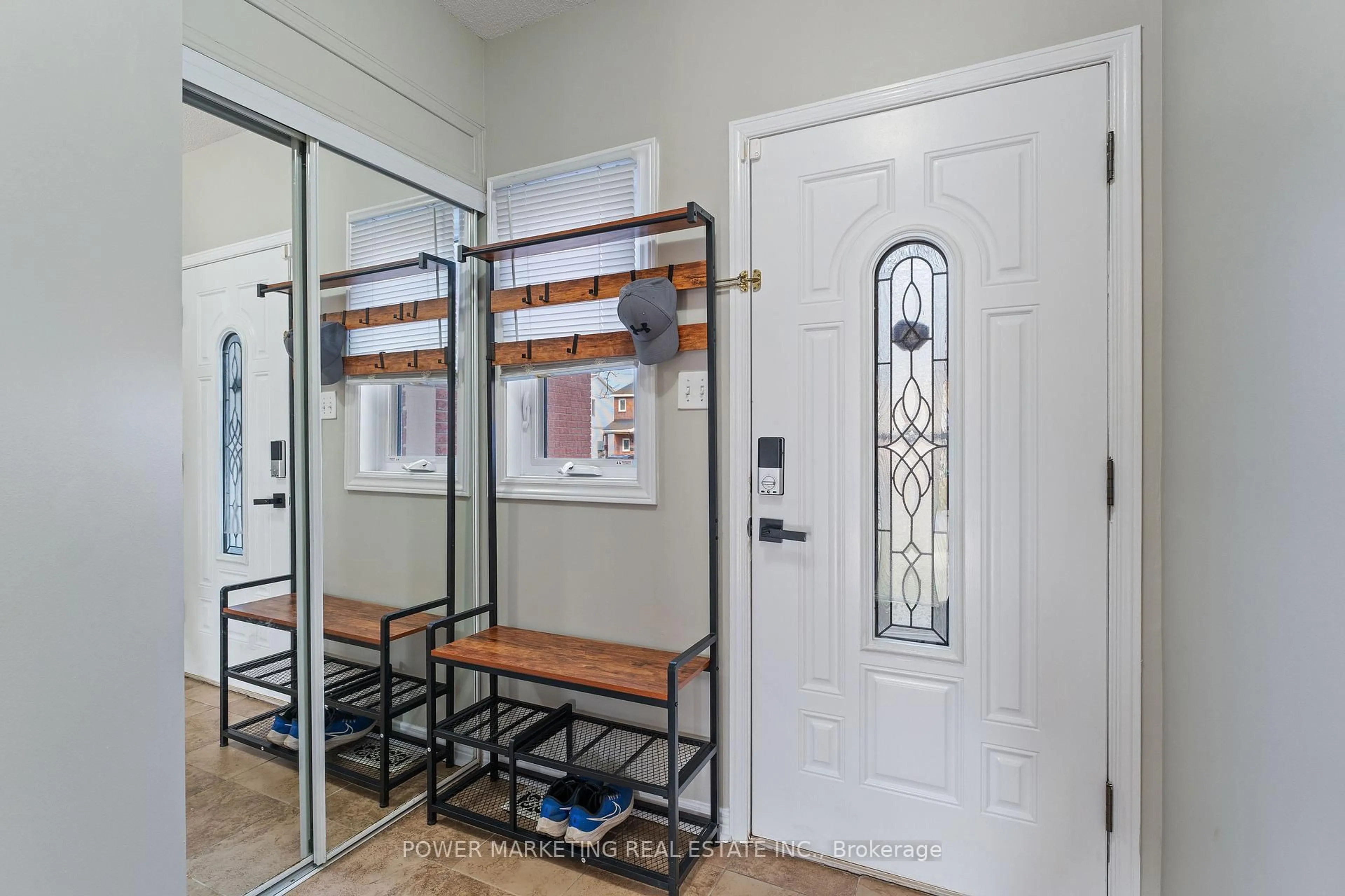 Indoor entryway for 1508 Launay Ave, Ottawa Ontario K4A 3S1