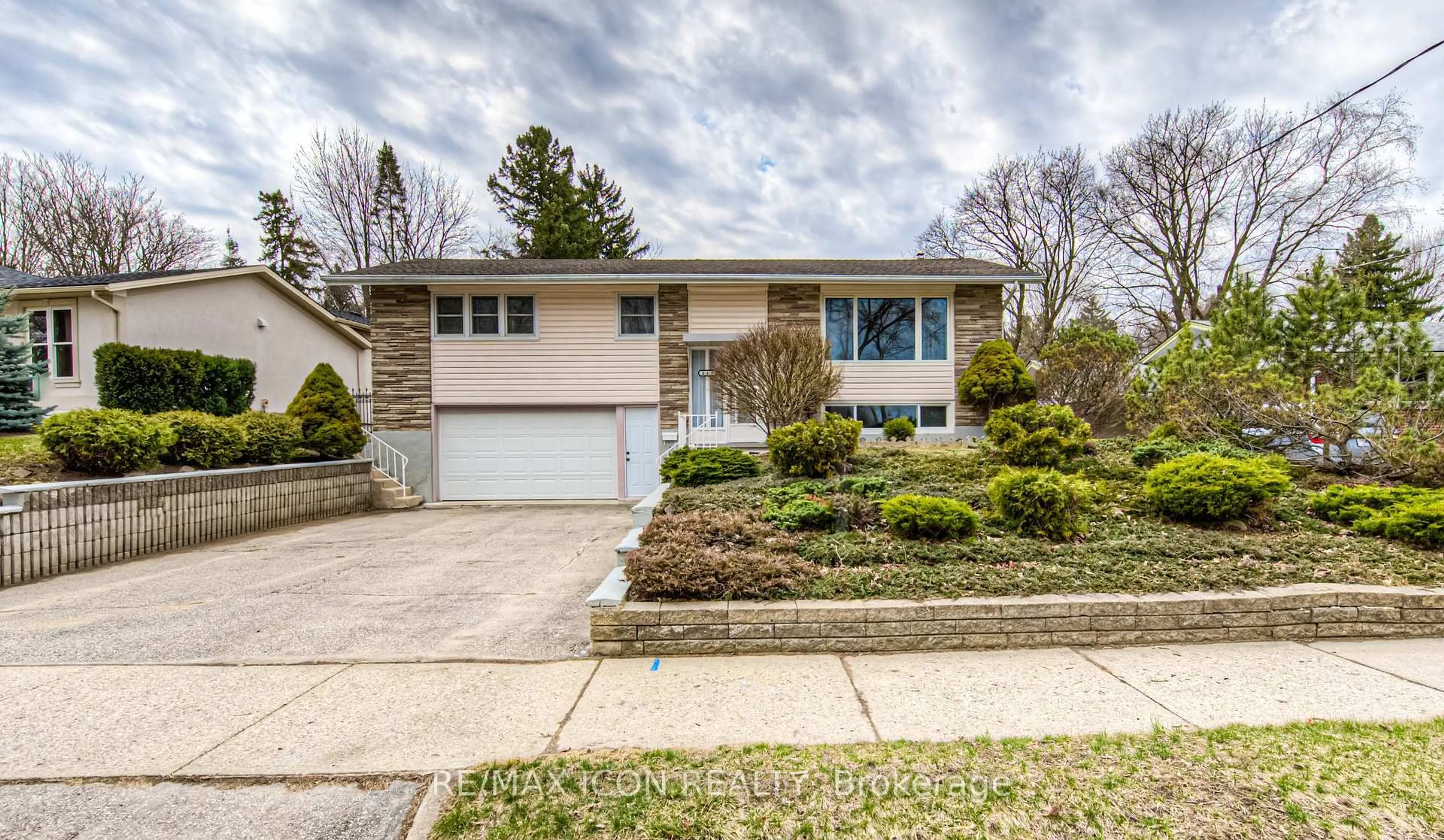 Home with vinyl exterior material, street for 211 Lakeside Dr, Kitchener Ontario N2M 4C7