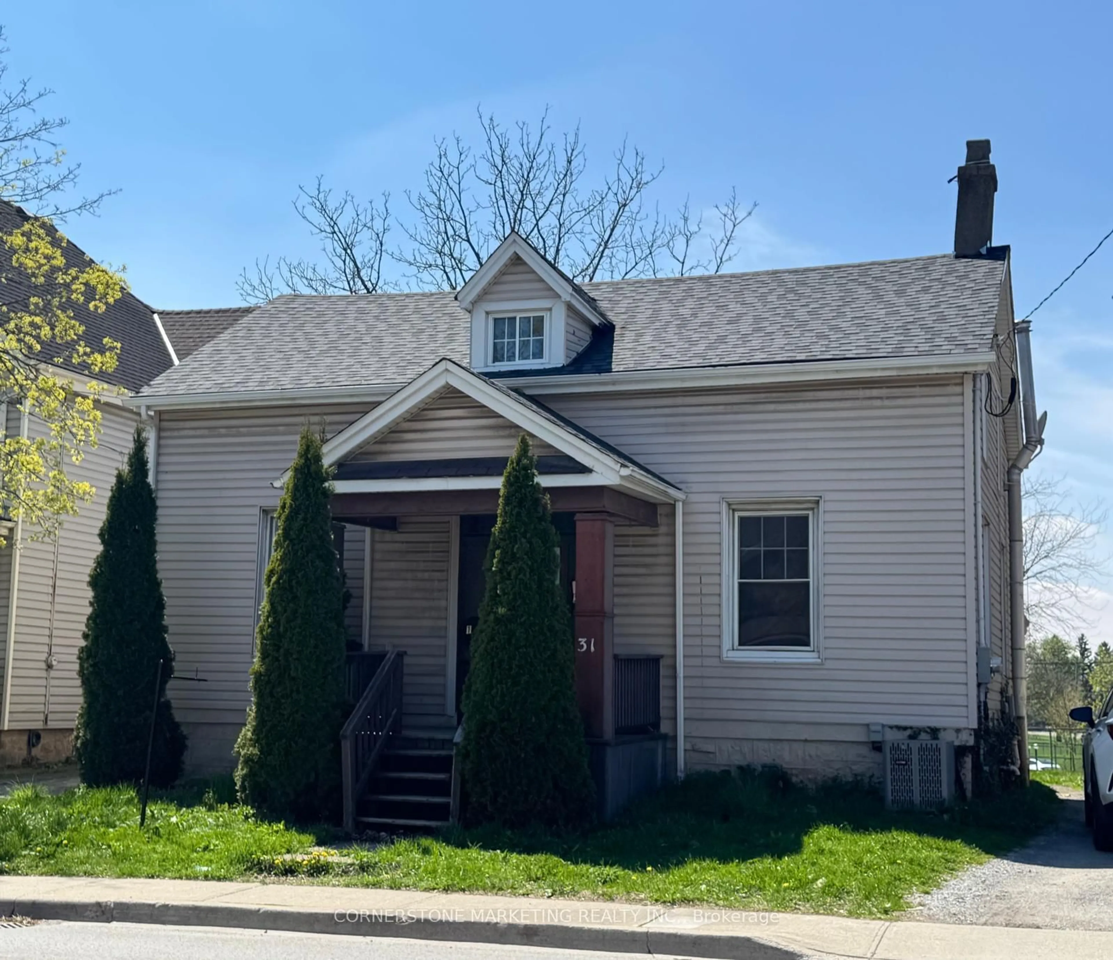 Home with vinyl exterior material, street for 31 Ormond St, Thorold Ontario L2V 1Y3