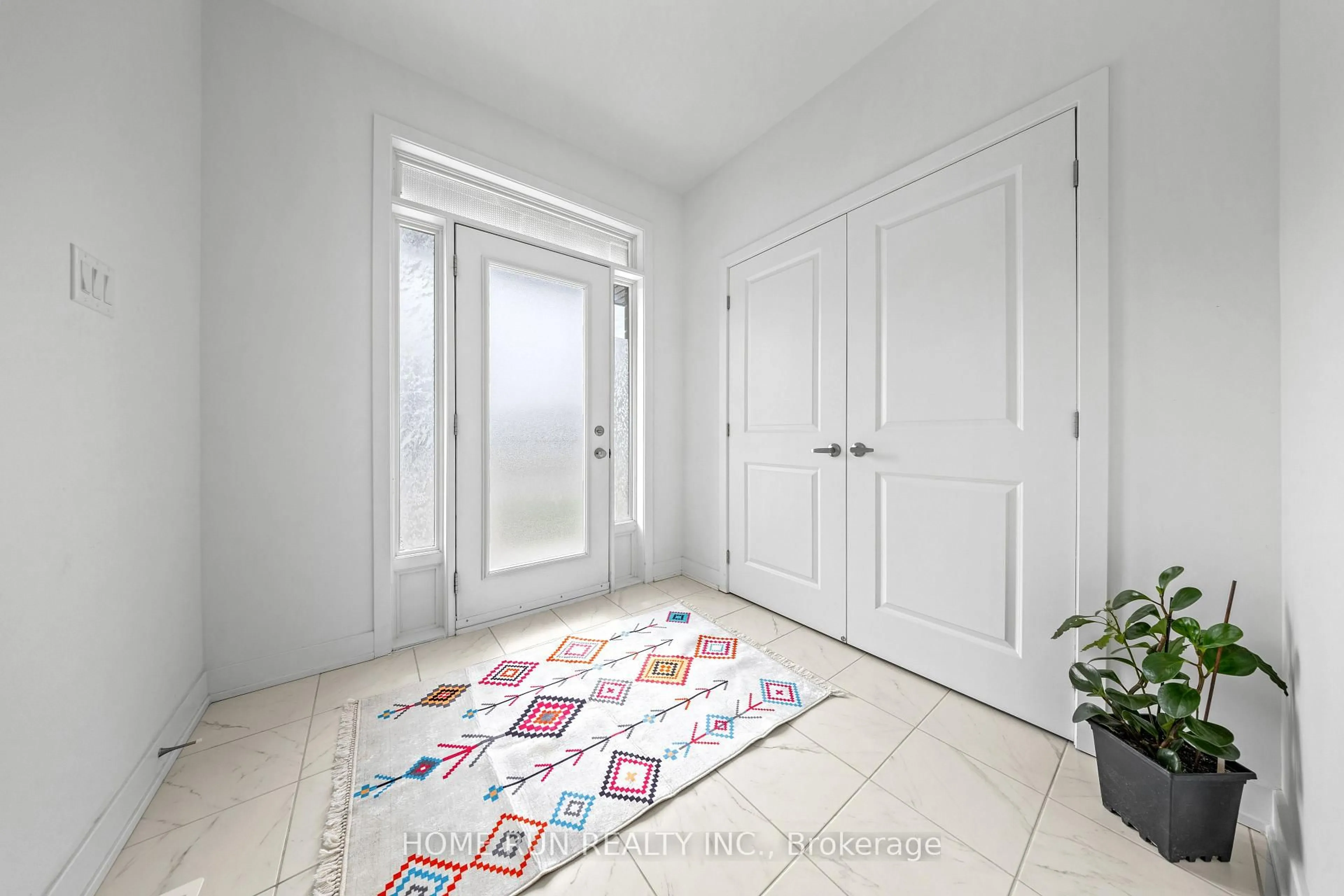 Indoor entryway for 909 Beckton Hts, Ottawa Ontario K2S 2X5