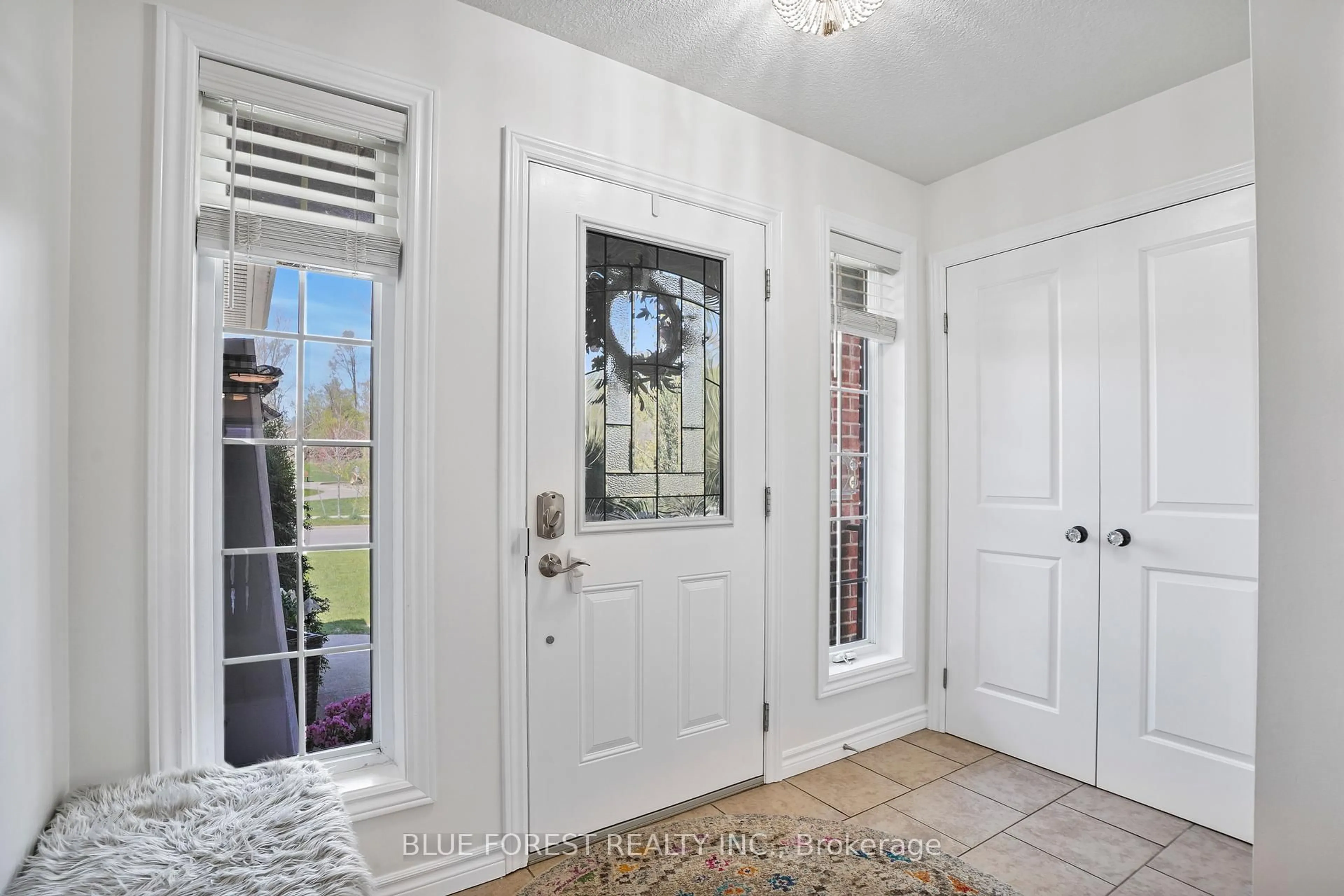 Indoor entryway for 1933 FREDERICK Cres, London East Ontario N5W 0A5