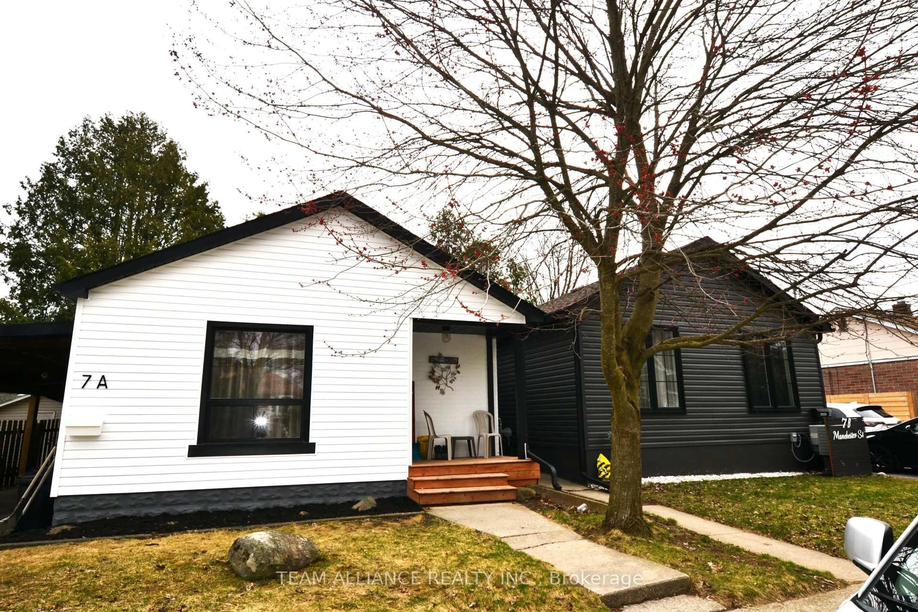 Home with vinyl exterior material, street for 7 Manchester St, Cambridge Ontario N1R 1R5