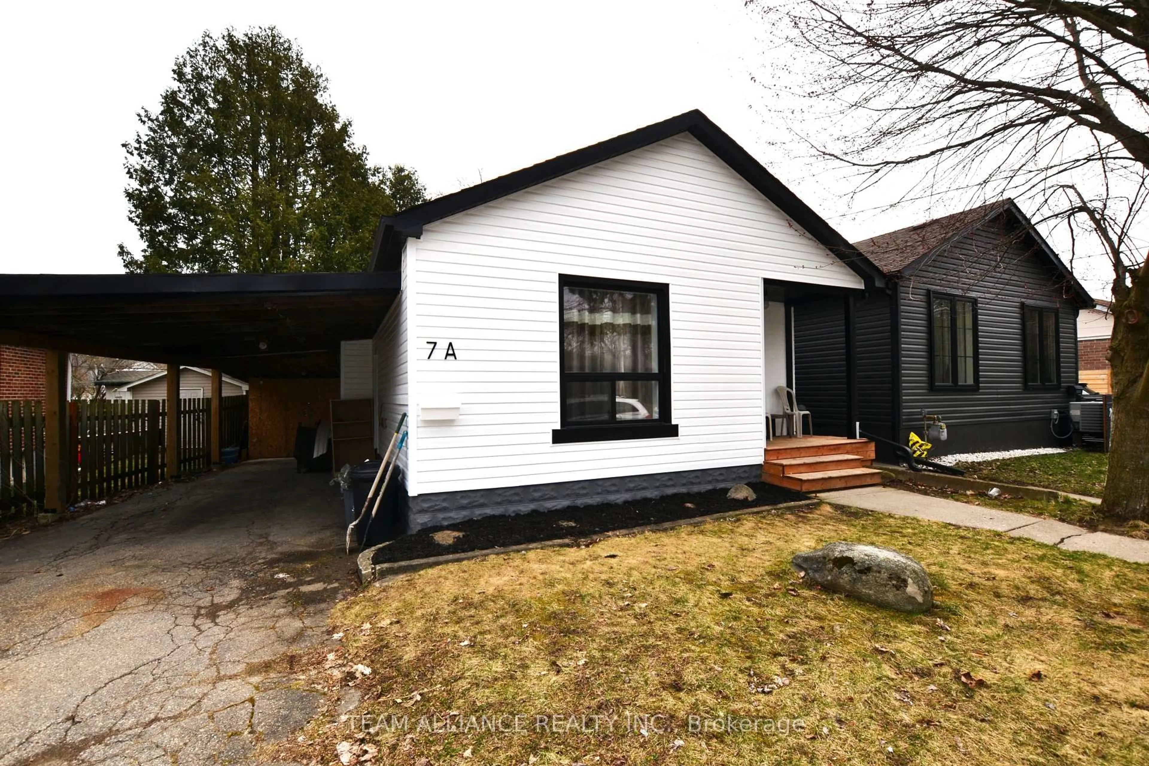 Home with vinyl exterior material, street for 7 Manchester St, Cambridge Ontario N1R 1R5