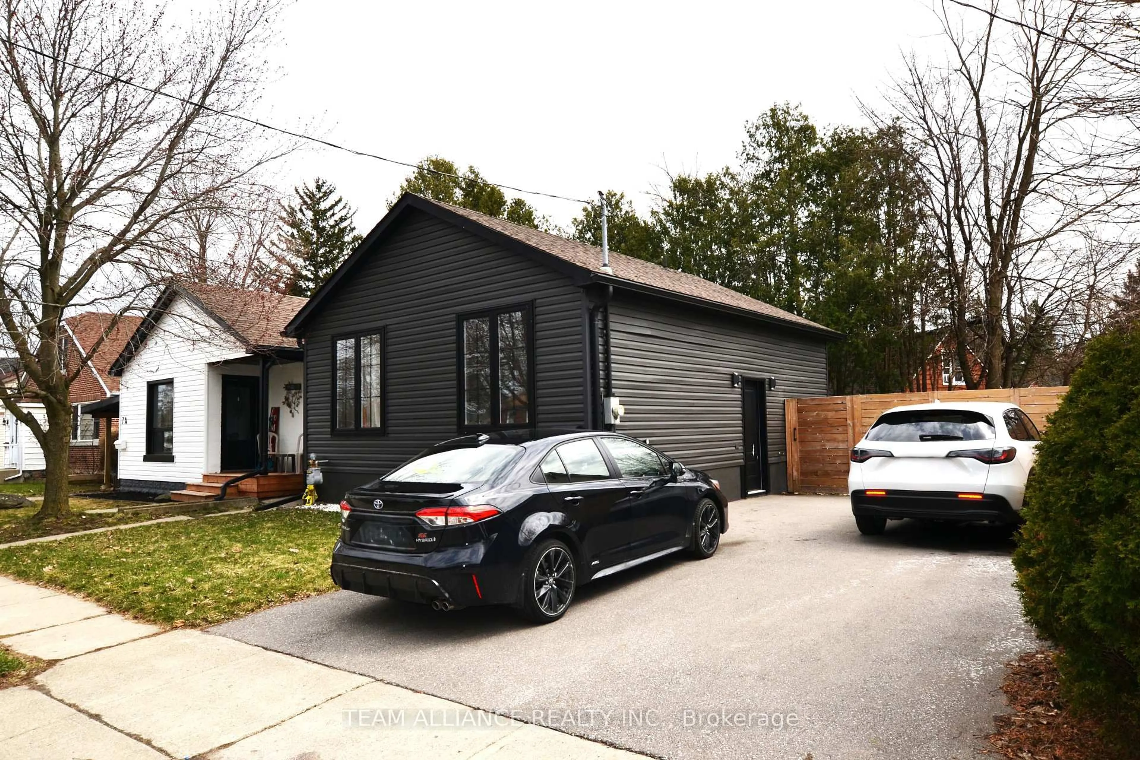 Unknown for 7 Manchester St, Cambridge Ontario N1R 1R5