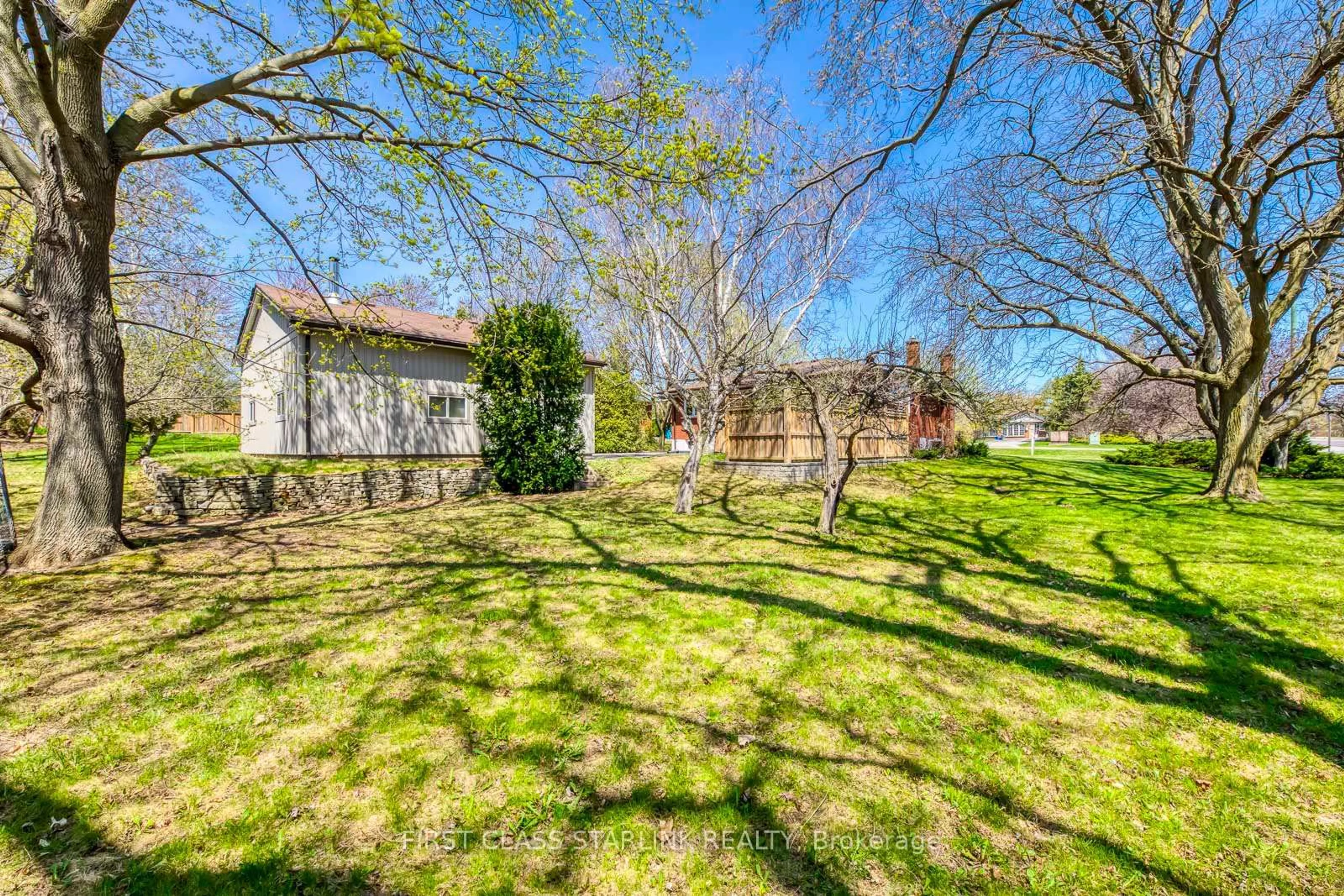 A pic from outside/outdoor area/front of a property/back of a property/a pic from drone, unknown for 57 Mcdonald Crt, Hamilton Ontario L9H 7C1