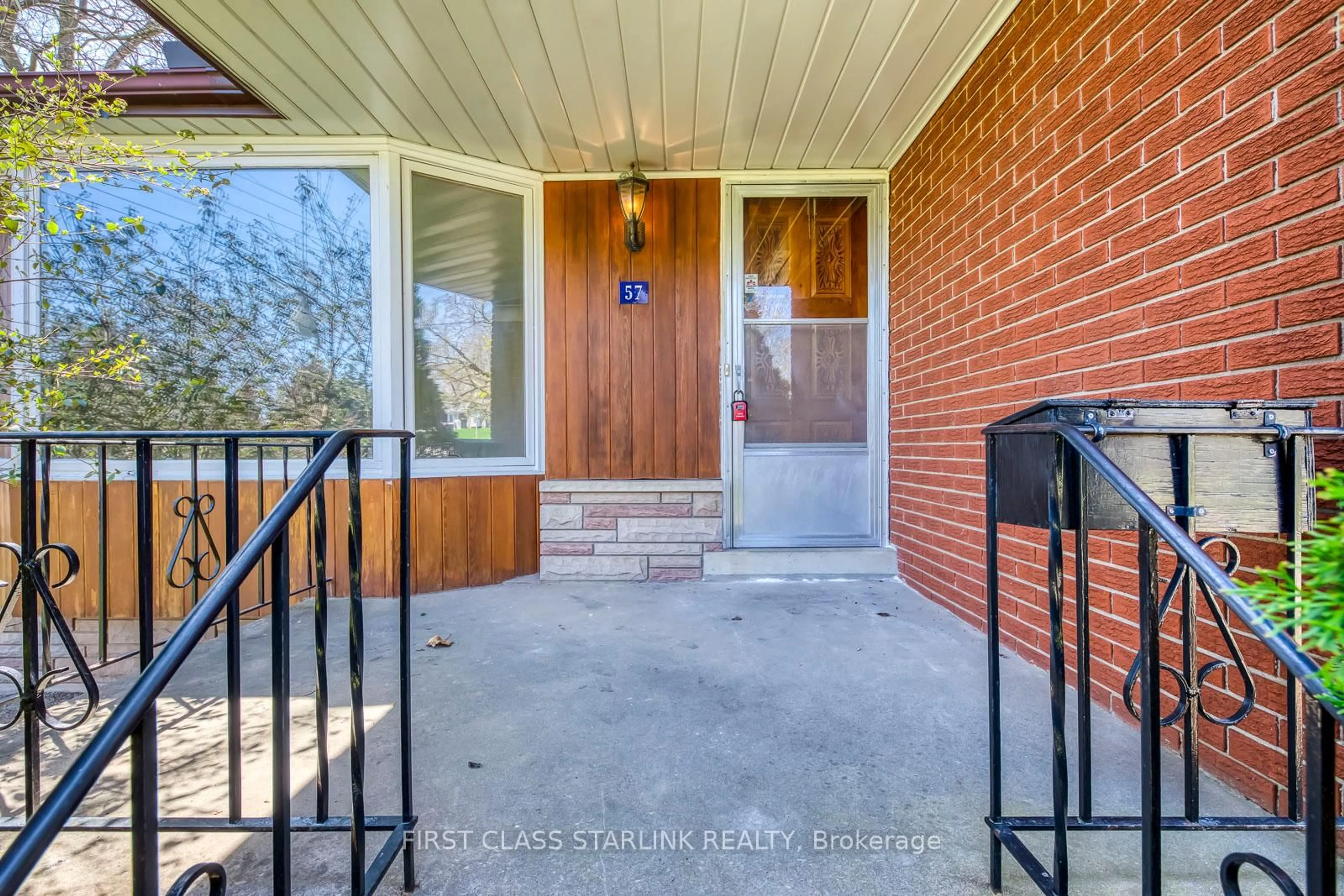 Indoor entryway for 57 Mcdonald Crt, Hamilton Ontario L9H 7C1
