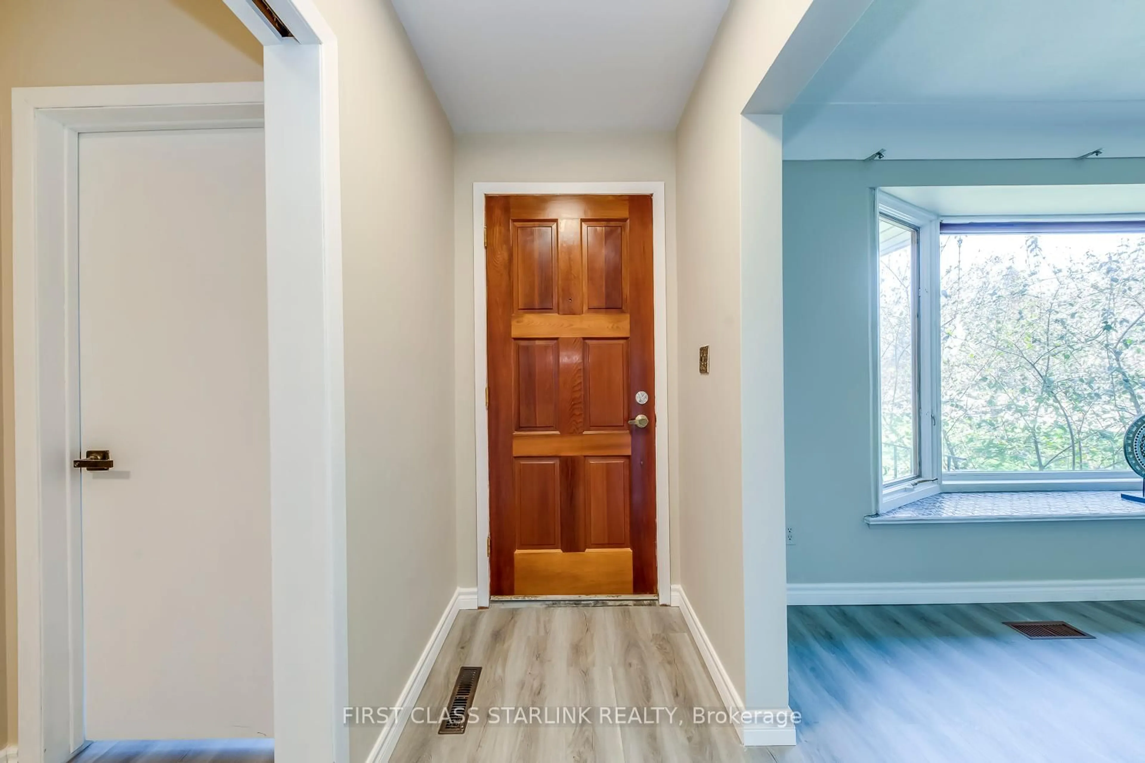 Indoor entryway for 57 Mcdonald Crt, Hamilton Ontario L9H 7C1