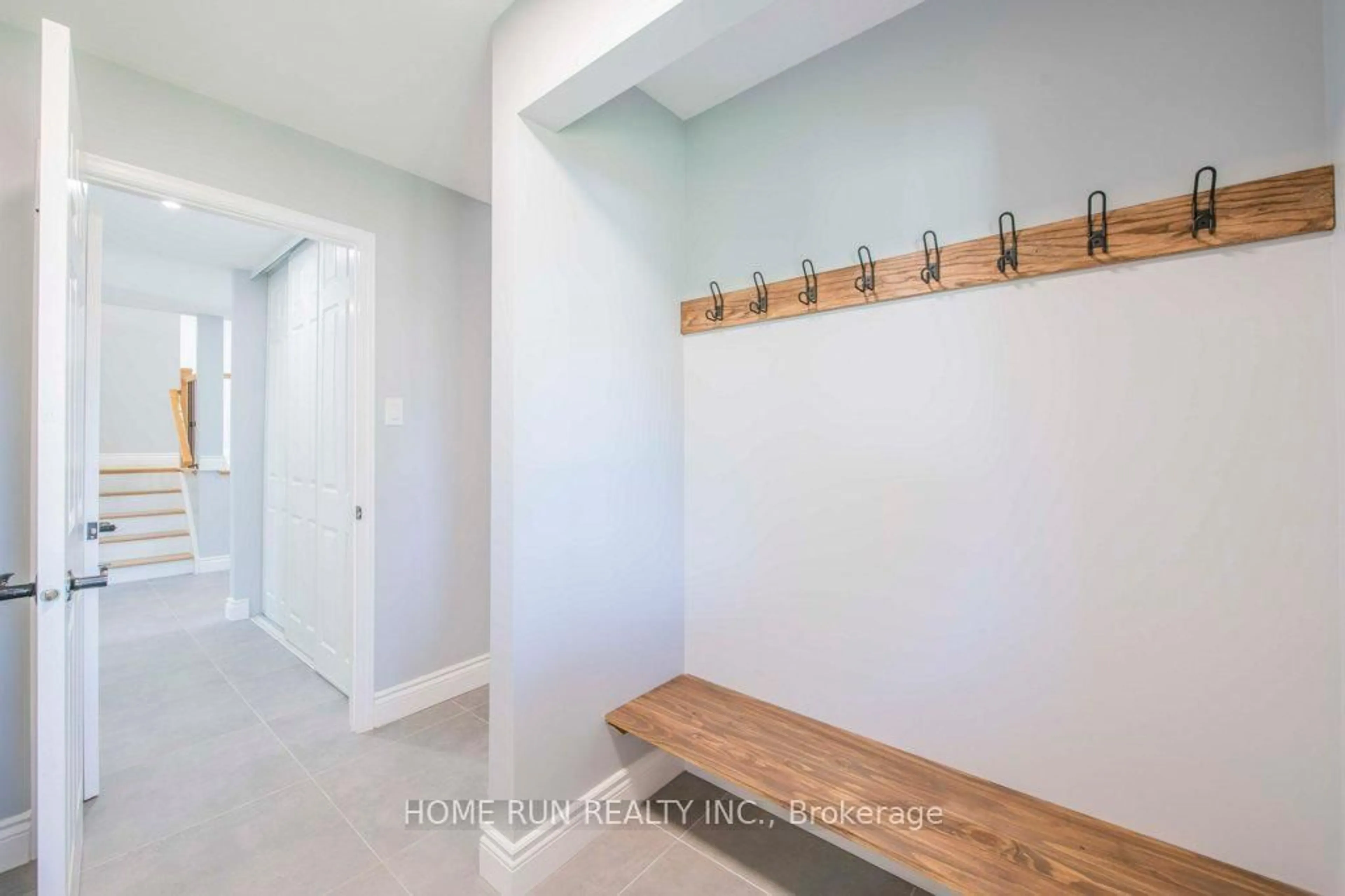 Indoor entryway for 100 Lennox St, Richmond Ontario K0A 2Z0