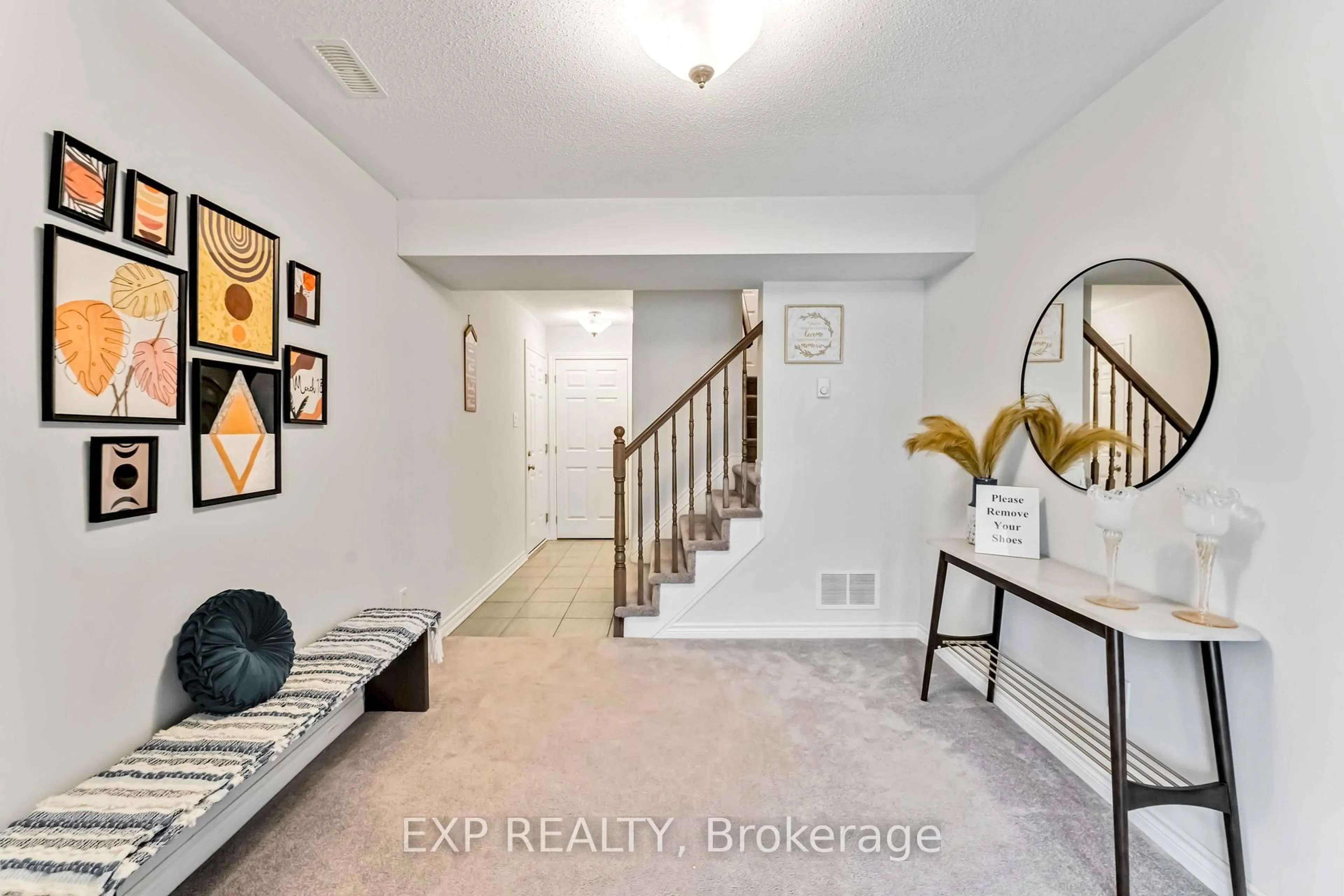 Indoor entryway for 571 Roundleaf Way, Ottawa Ontario K2V 0K2