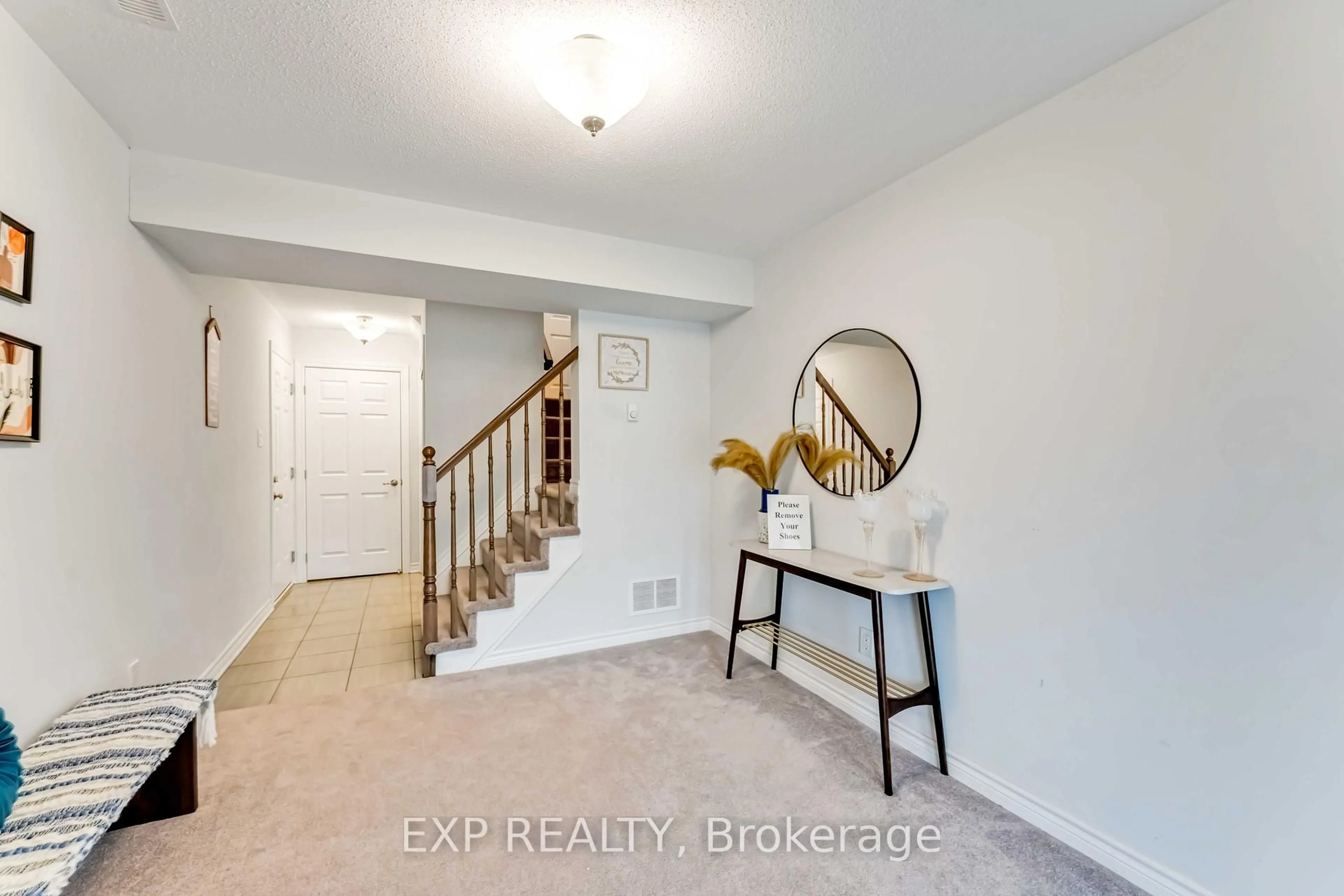 Indoor entryway for 571 Roundleaf Way, Ottawa Ontario K2V 0K2