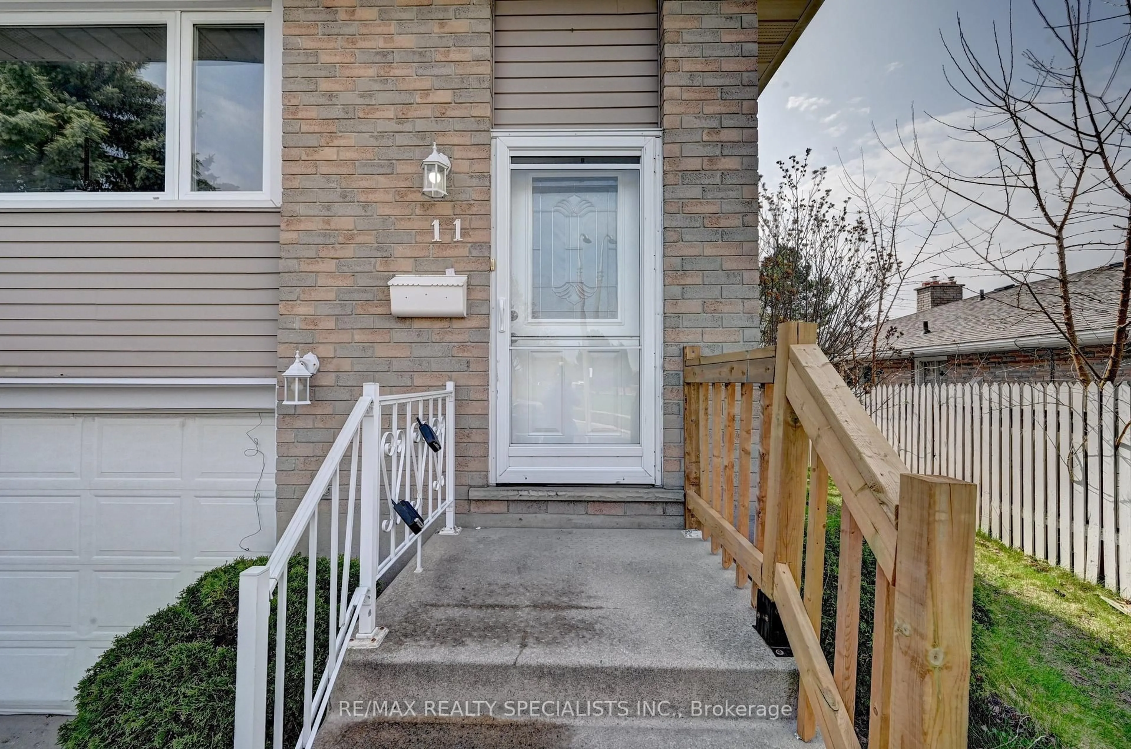 Unknown for 11 Dinison Cres, Kitchener Ontario N2E 2W3