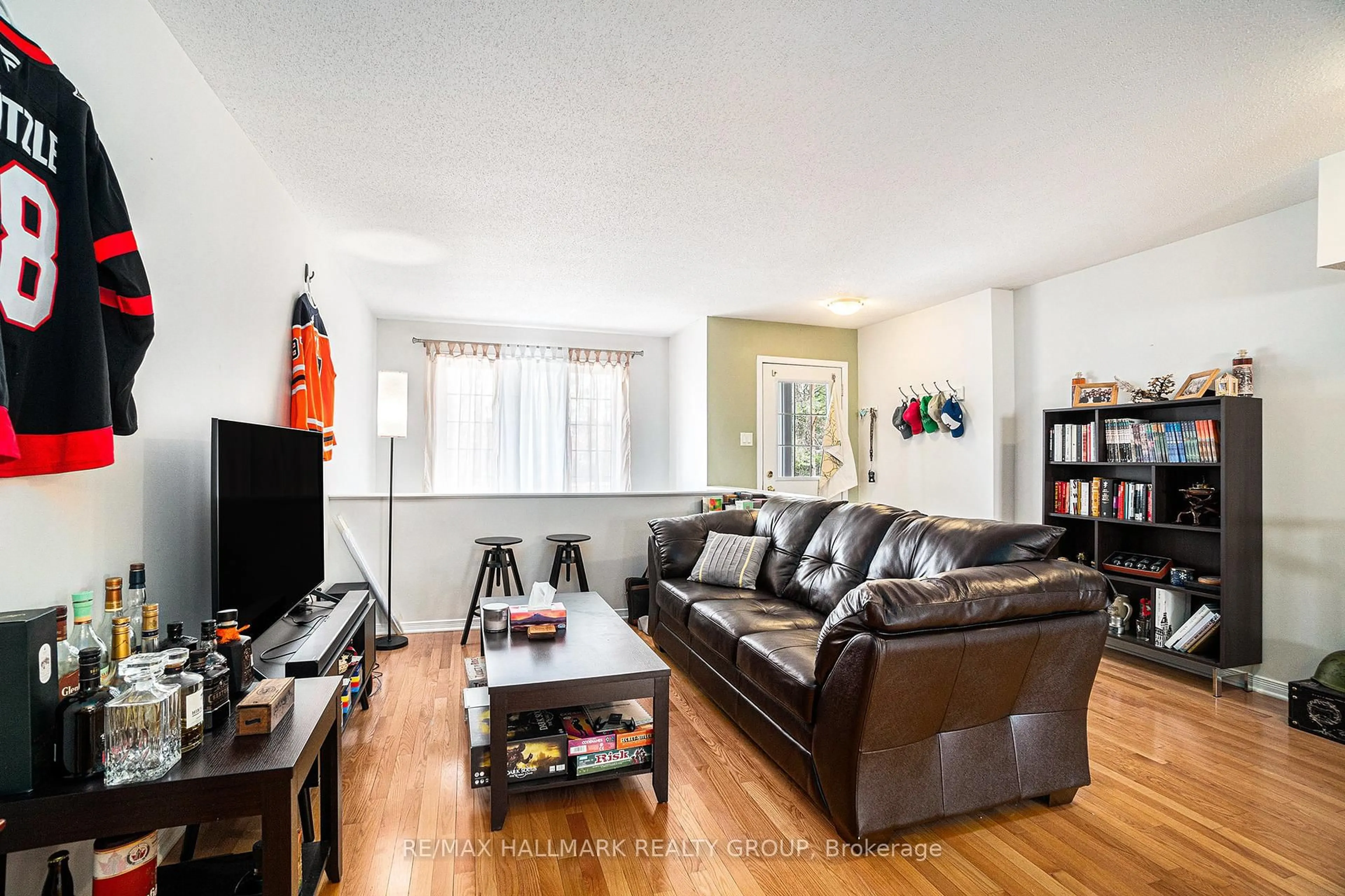 Living room with furniture, wood/laminate floor for 393 WIFFEN Private, Ottawa Ontario K2H 1G4