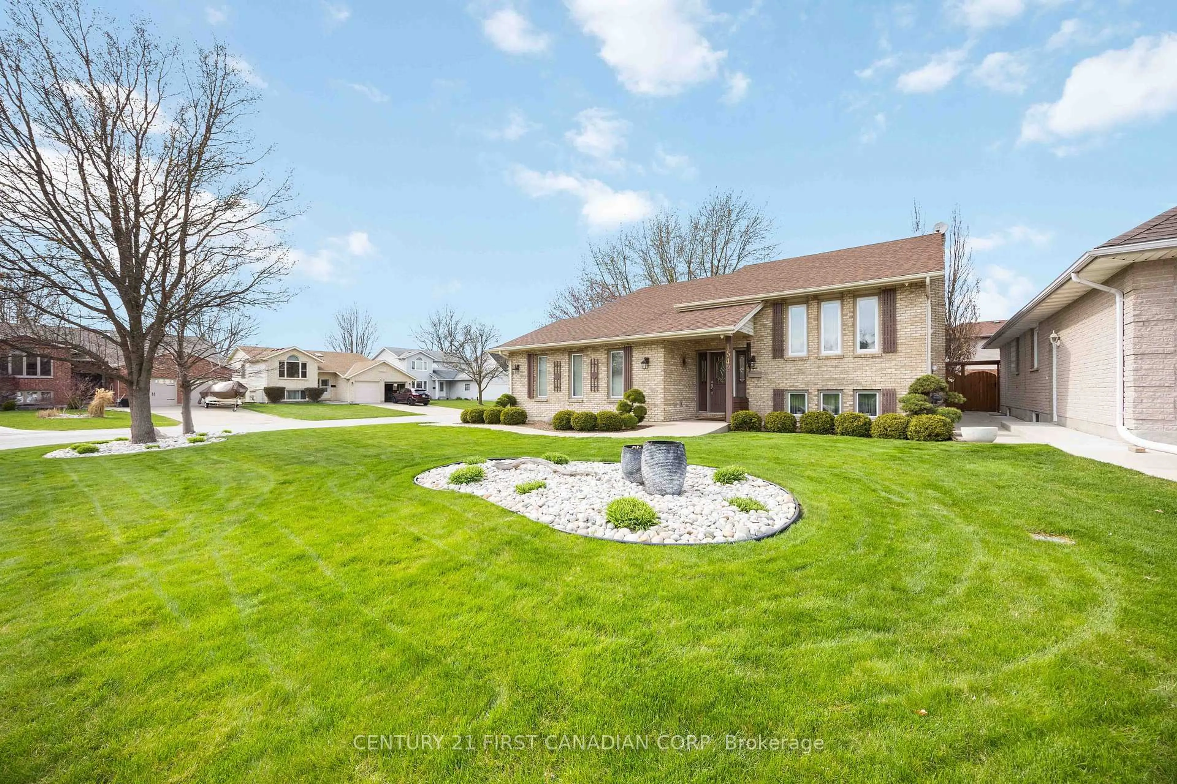A pic from outside/outdoor area/front of a property/back of a property/a pic from drone, street for 1542 Henley Cres, Sarnia Ontario N7S 5Z8
