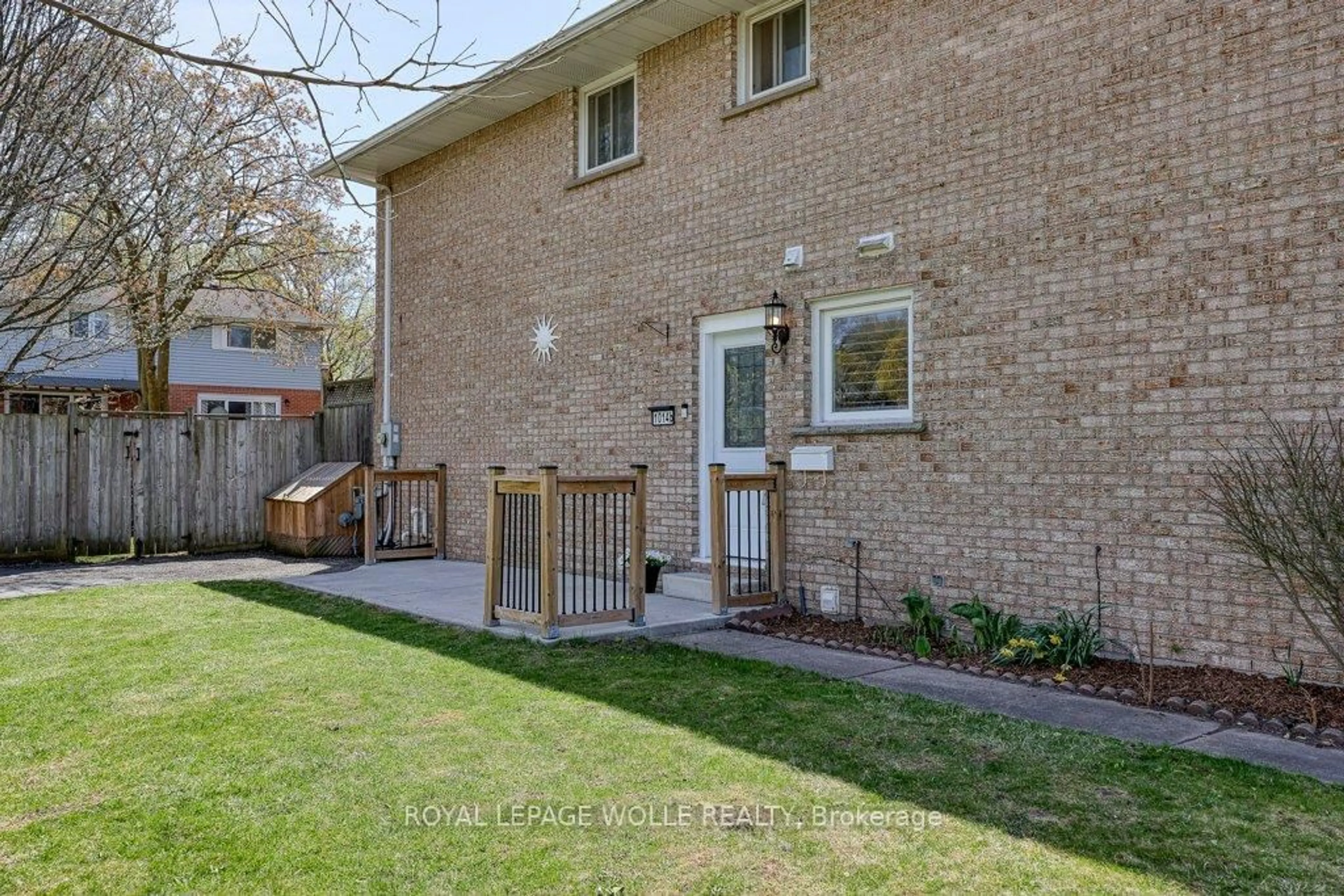 Patio, street for 1014B Nesbitt Cres, Woodstock Ontario N4S 7P1