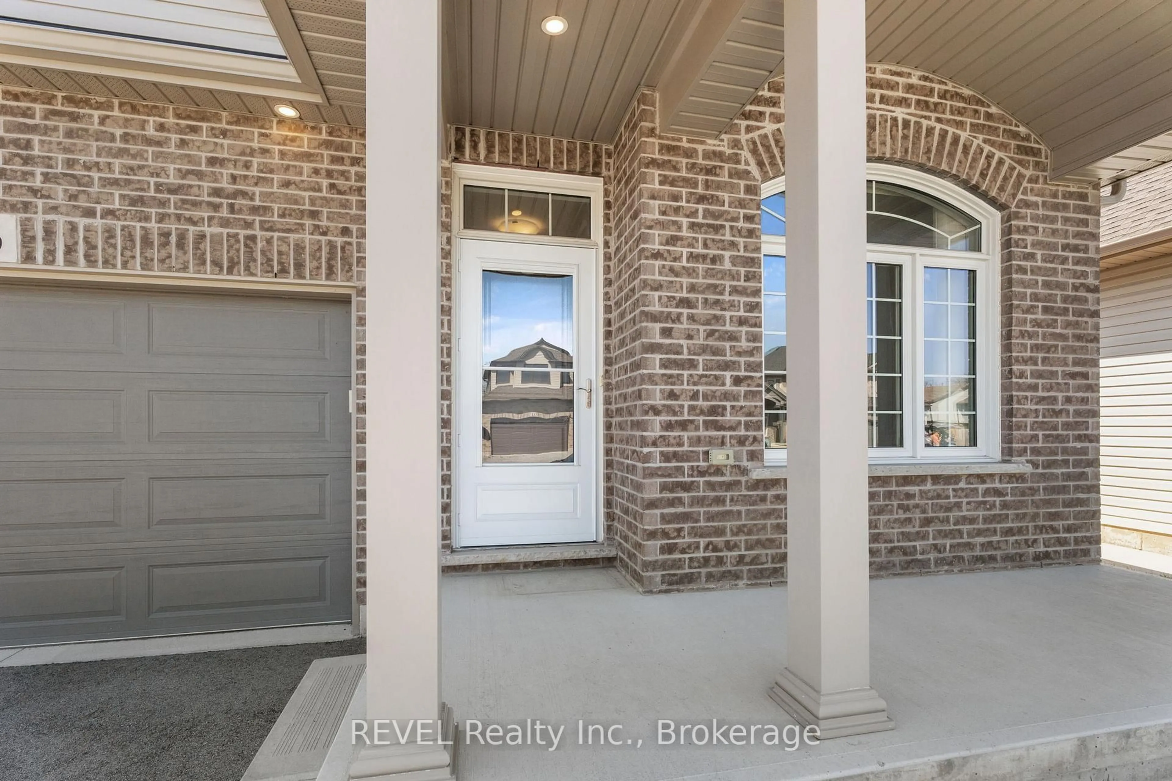 Indoor entryway for 15 Berkshire Dr, St. Catharines Ontario L2M 0C2