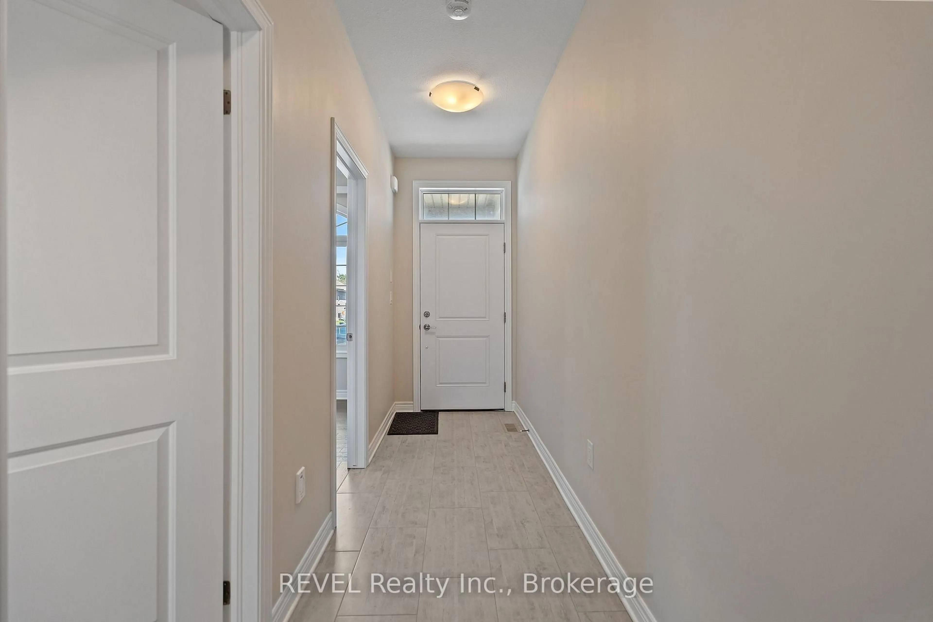 Indoor entryway for 15 Berkshire Dr, St. Catharines Ontario L2M 0C2