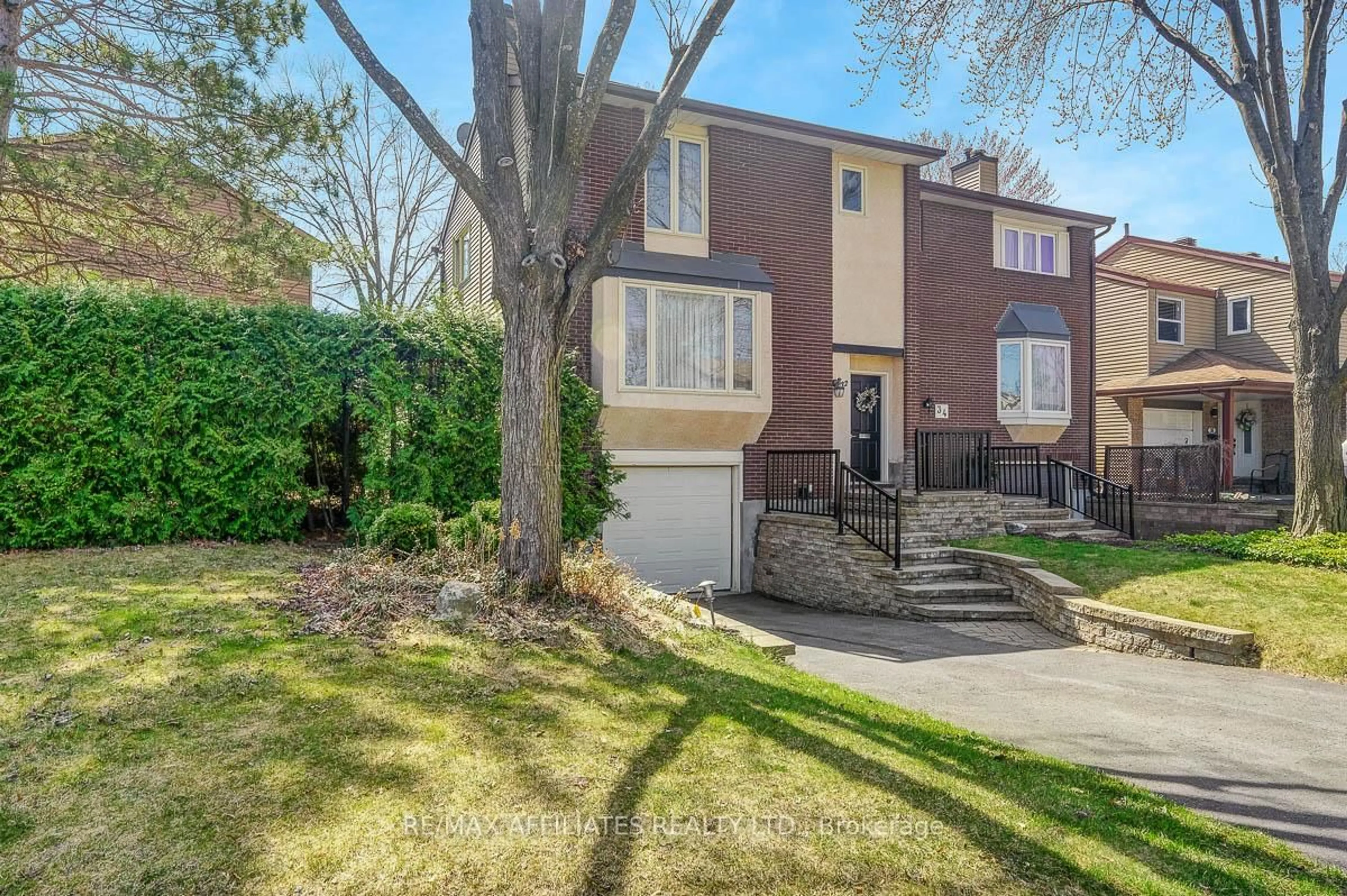 Unknown for 32 Gillespie Cres, Ottawa Ontario K1V 9X8