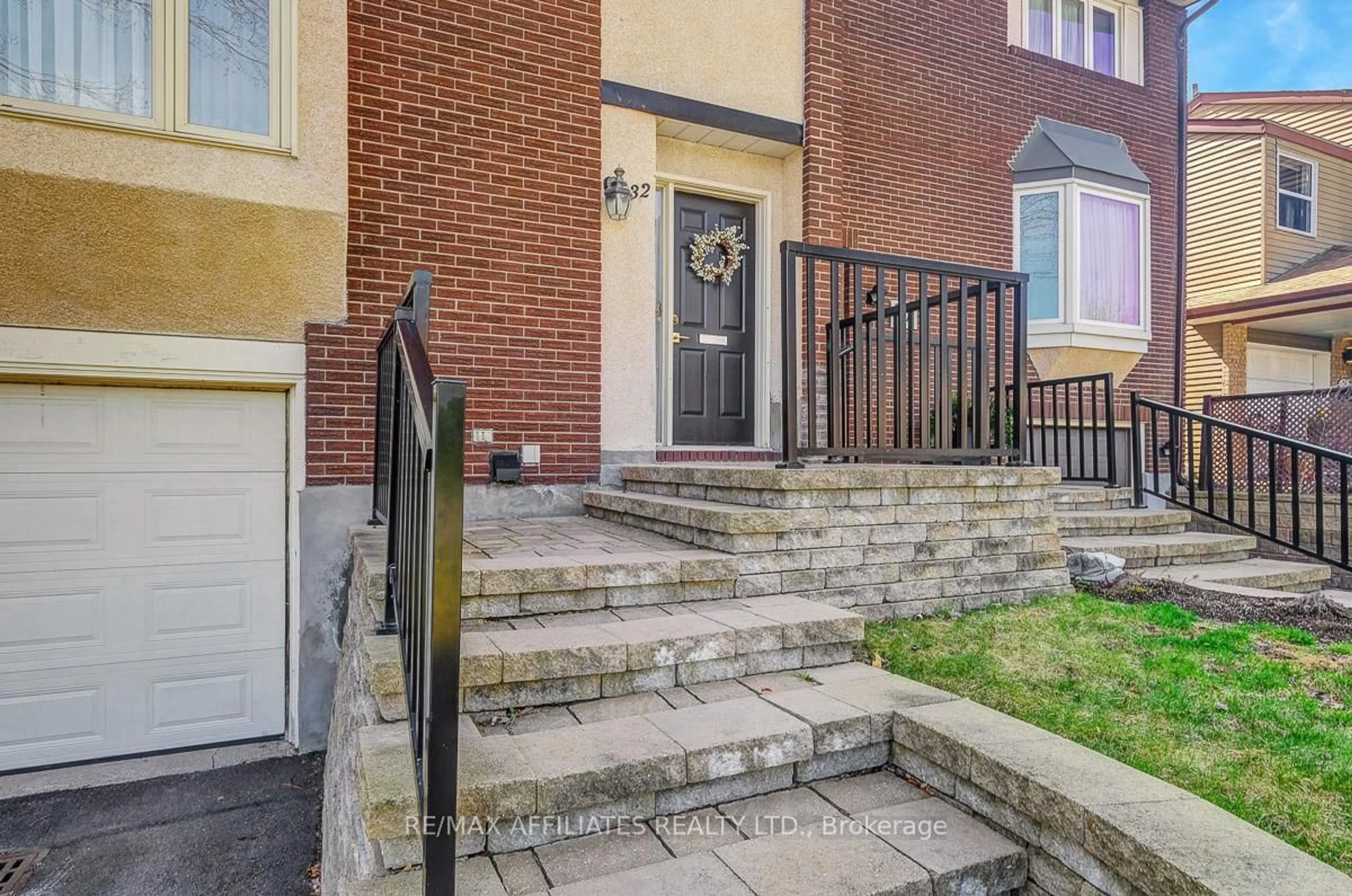 Unknown for 32 Gillespie Cres, Ottawa Ontario K1V 9X8