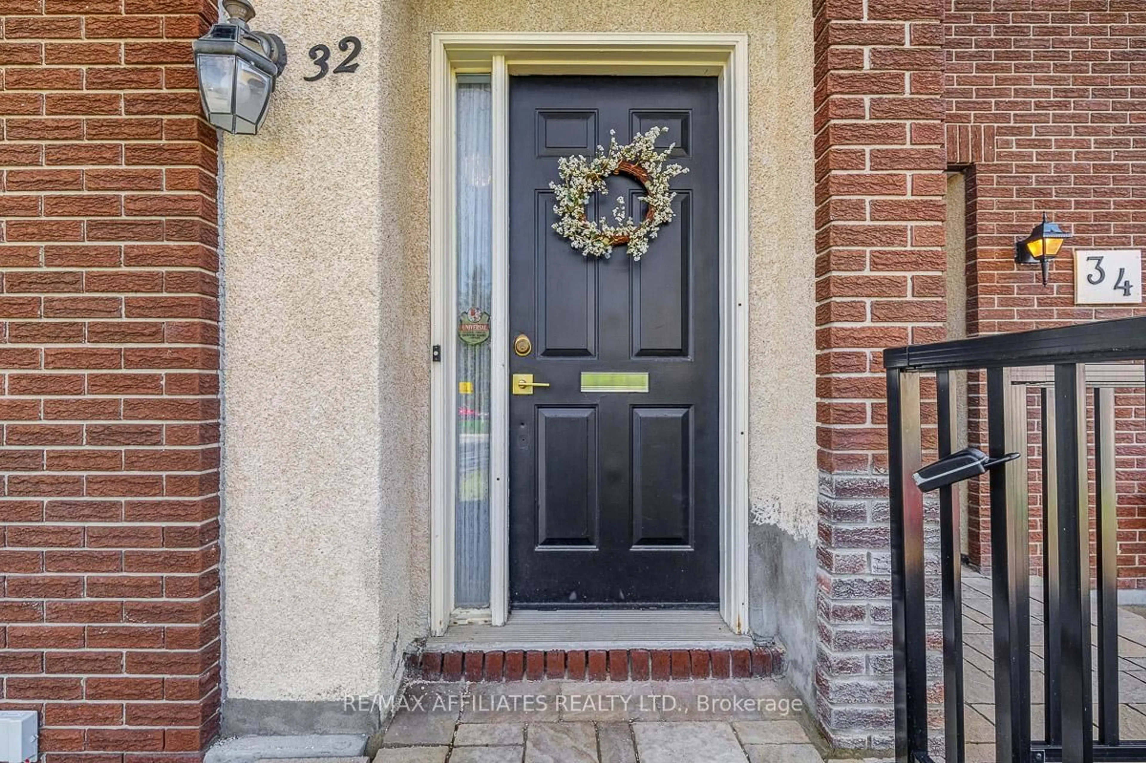Indoor entryway for 32 Gillespie Cres, Ottawa Ontario K1V 9X8