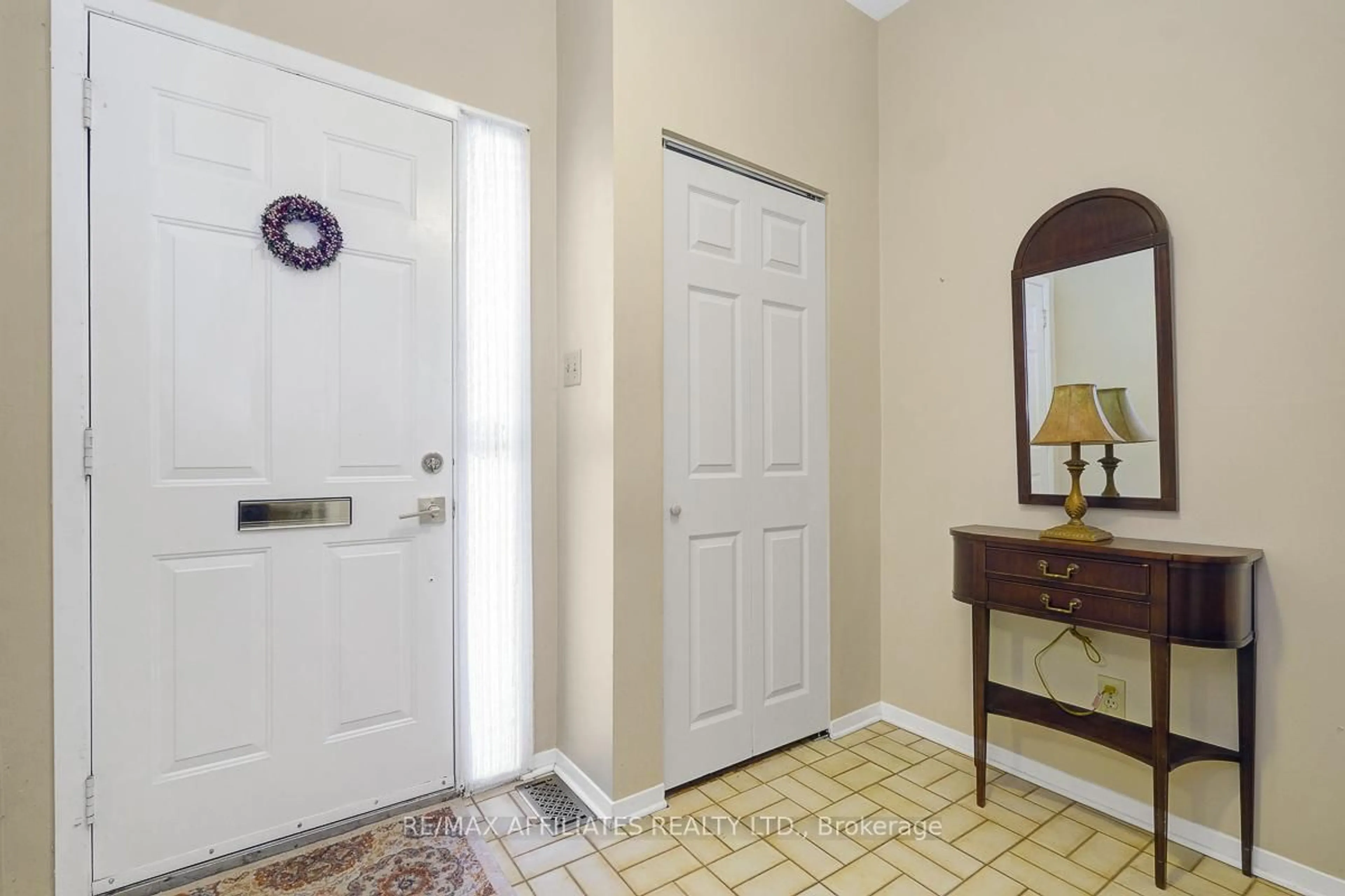 Indoor entryway for 32 Gillespie Cres, Ottawa Ontario K1V 9X8
