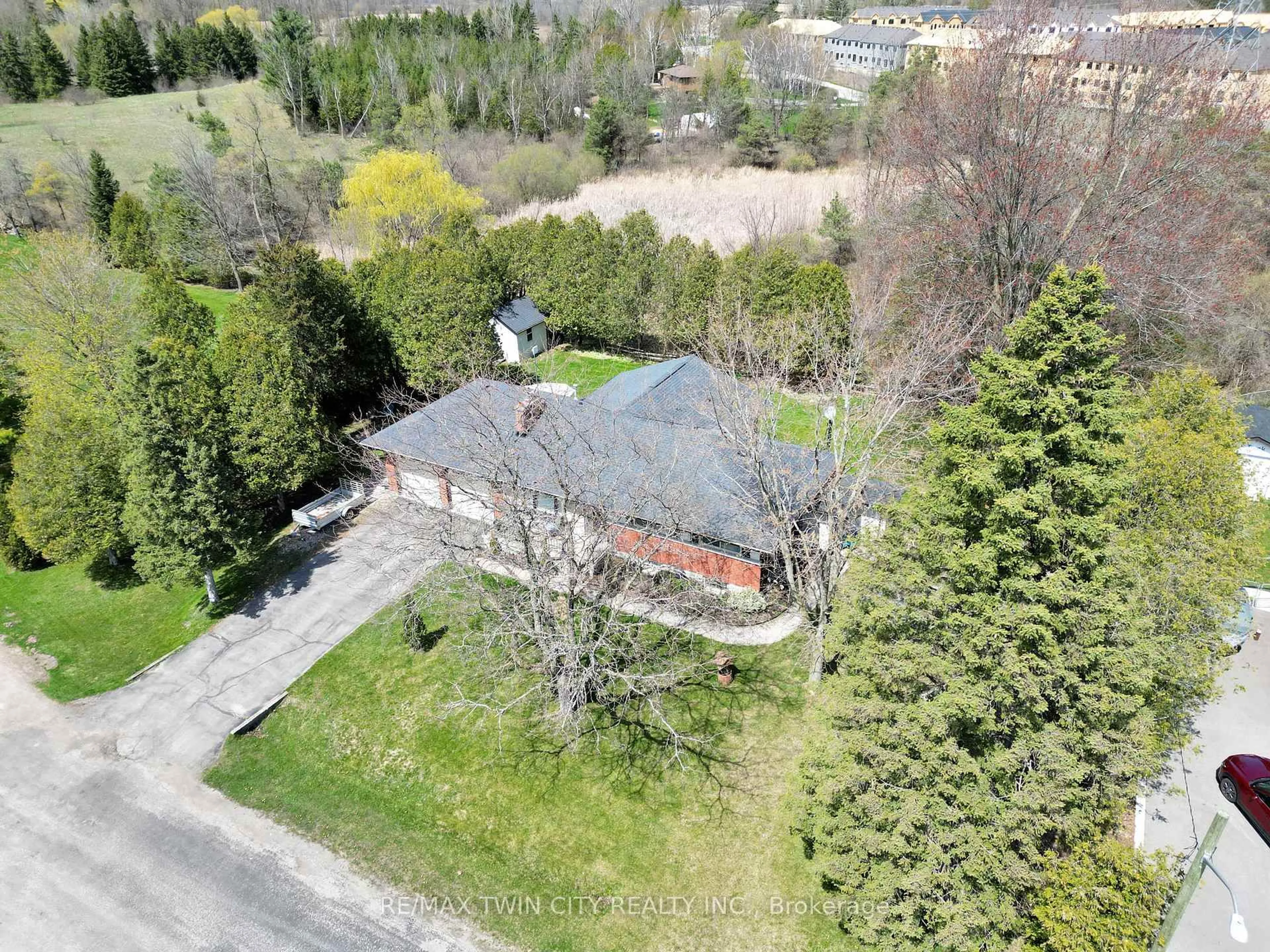 A pic from outside/outdoor area/front of a property/back of a property/a pic from drone, street for 26 Davies St, Cambridge Ontario N1R 5S2