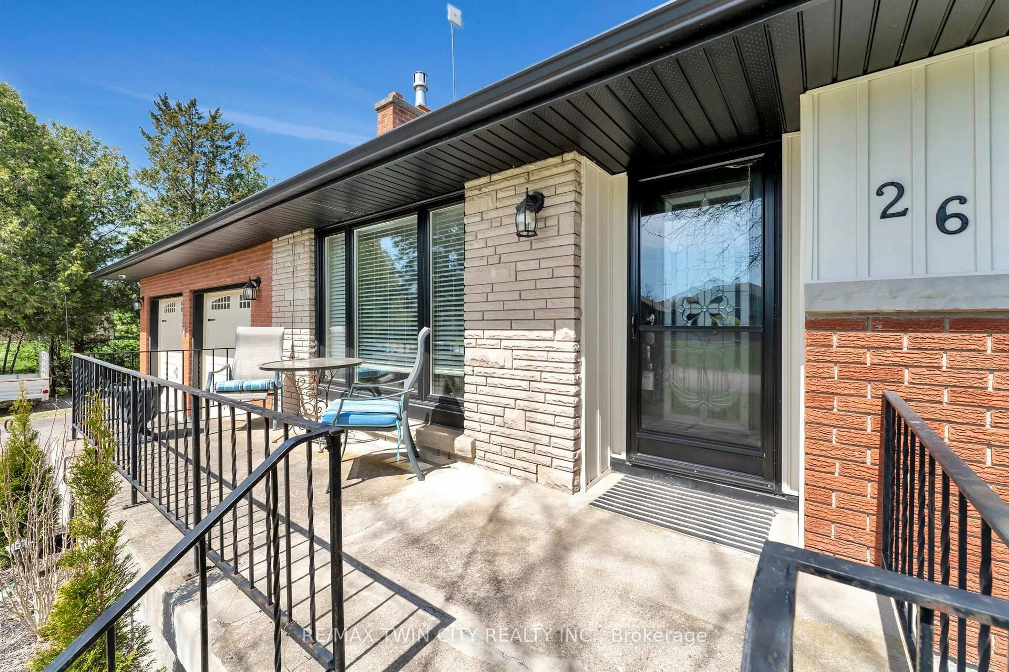 Patio, street for 26 Davies St, Cambridge Ontario N1R 5S2
