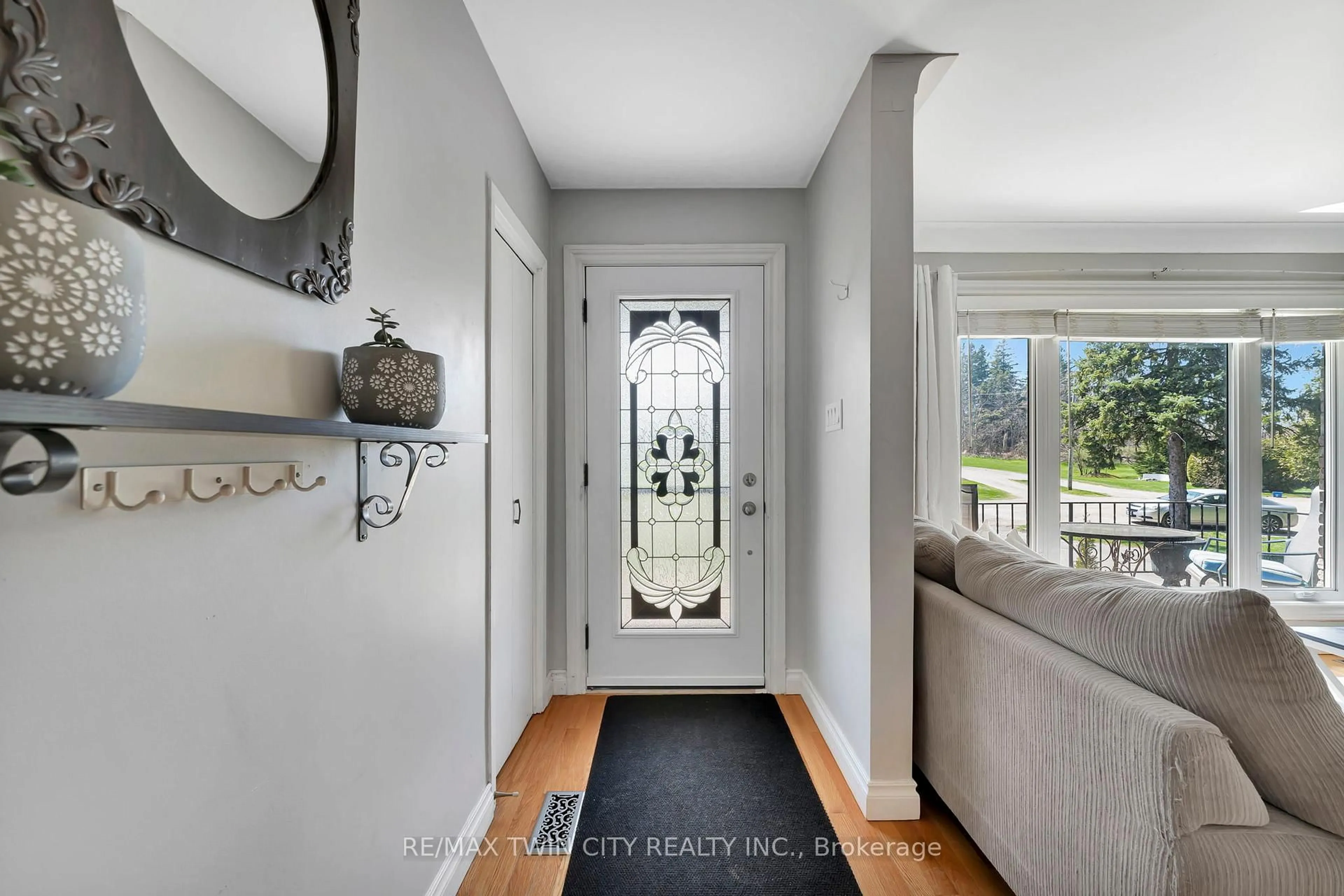 Indoor entryway for 26 Davies St, Cambridge Ontario N1R 5S2