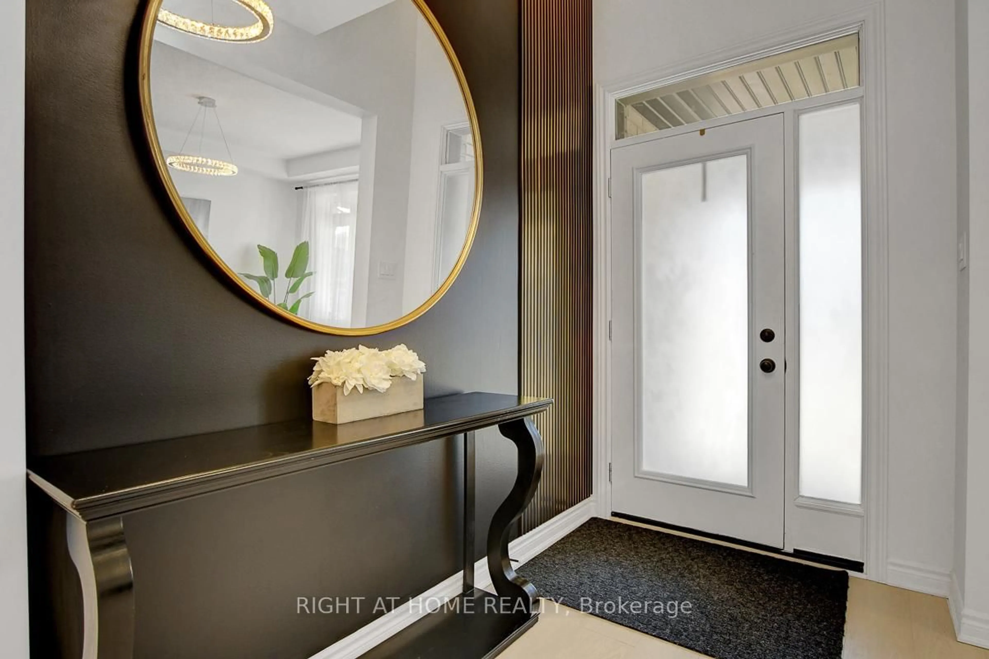 Indoor entryway for 916 Nokomis Pl, Ottawa Ontario K2J 6T4