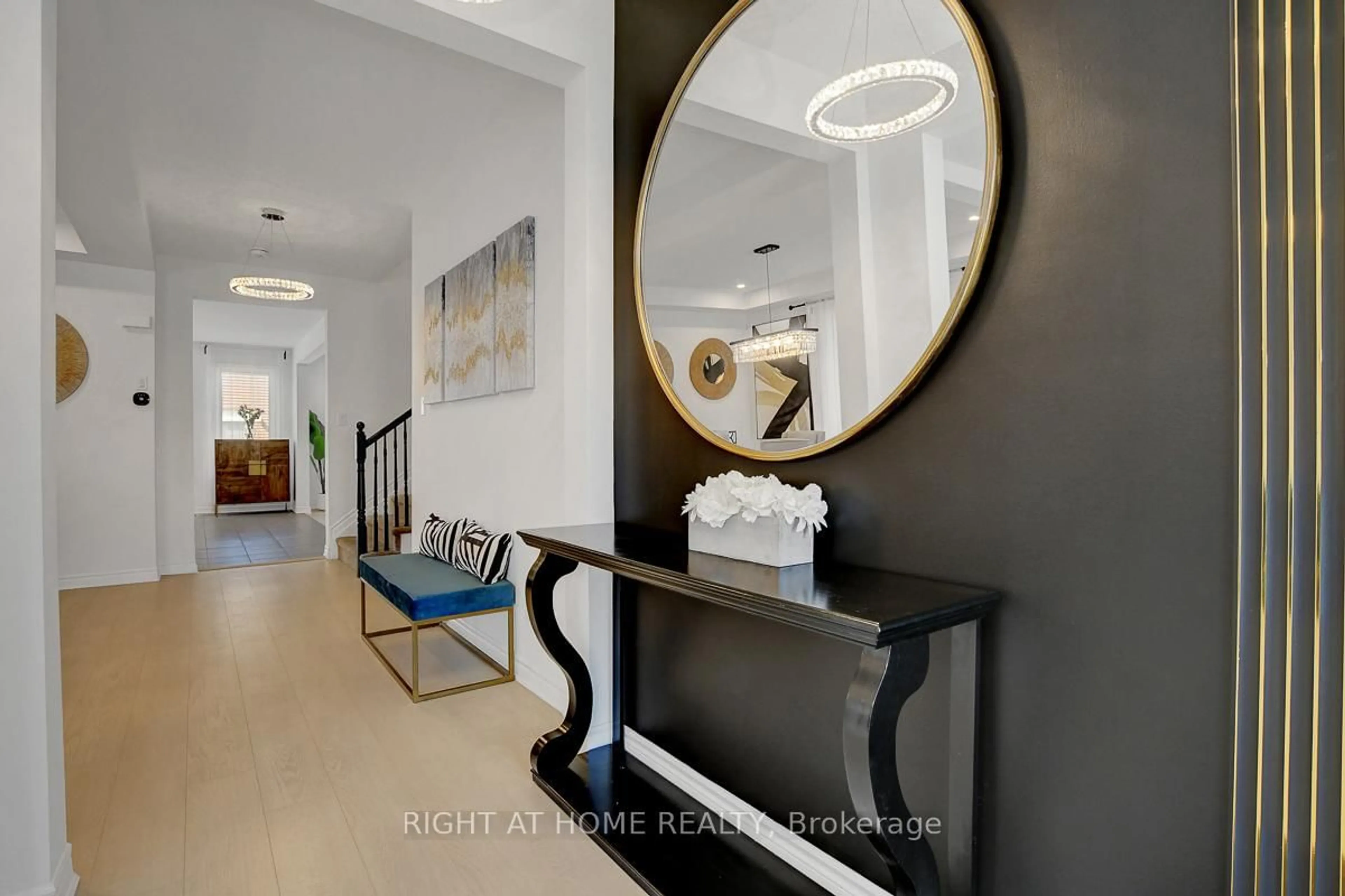 Indoor entryway for 916 Nokomis Pl, Ottawa Ontario K2J 6T4