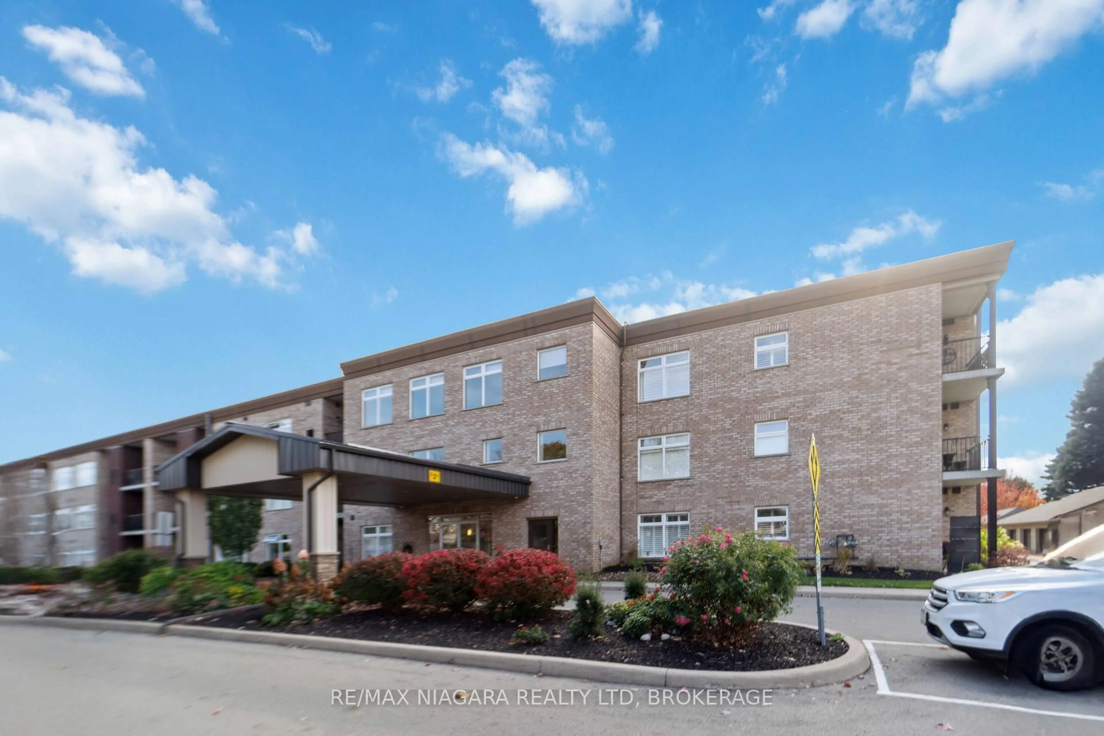 Patio, building for 4644 PETTIT Ave #221, Niagara Falls Ontario L2E 6L5