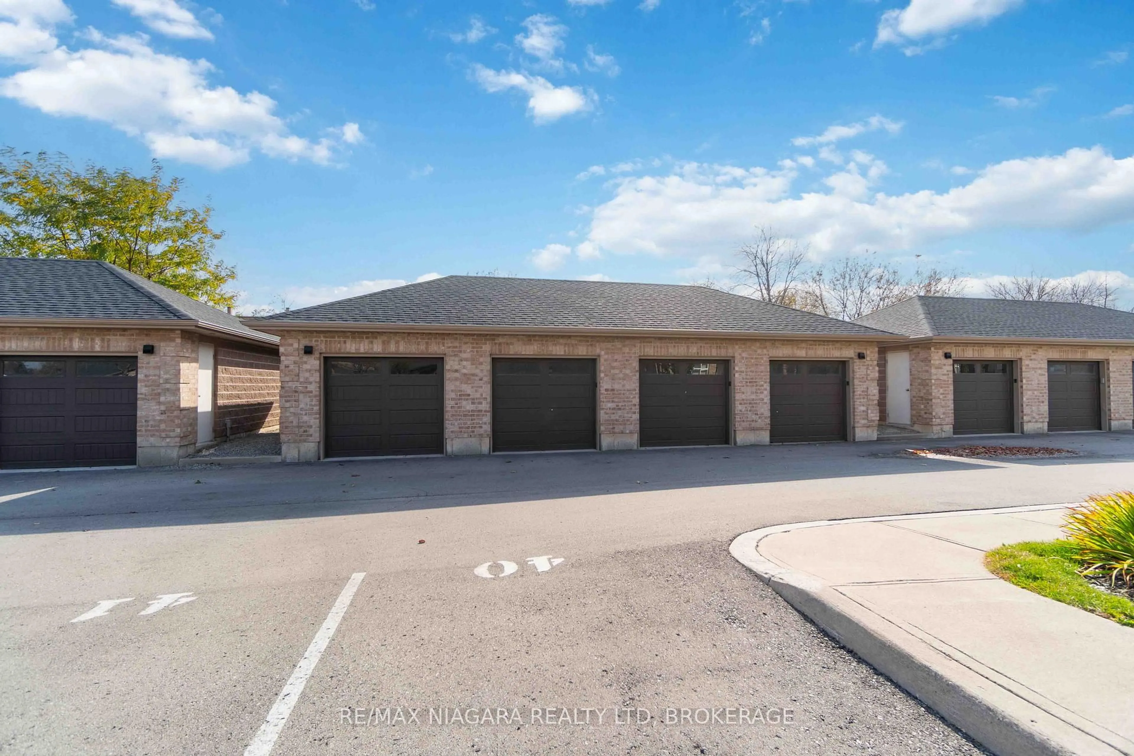 Indoor garage for 4644 PETTIT Ave #221, Niagara Falls Ontario L2E 6L5