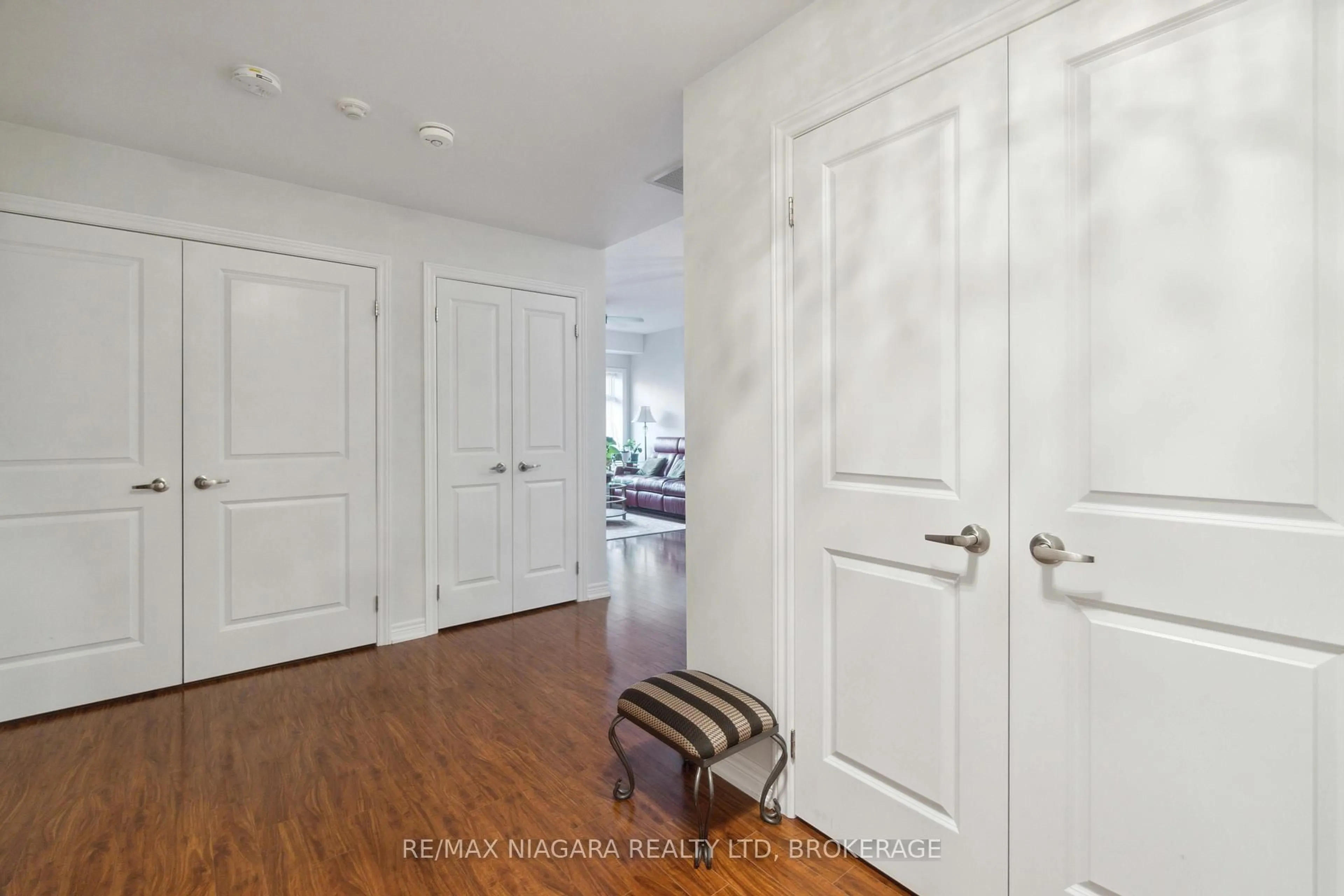 Indoor entryway for 4644 PETTIT Ave #221, Niagara Falls Ontario L2E 6L5