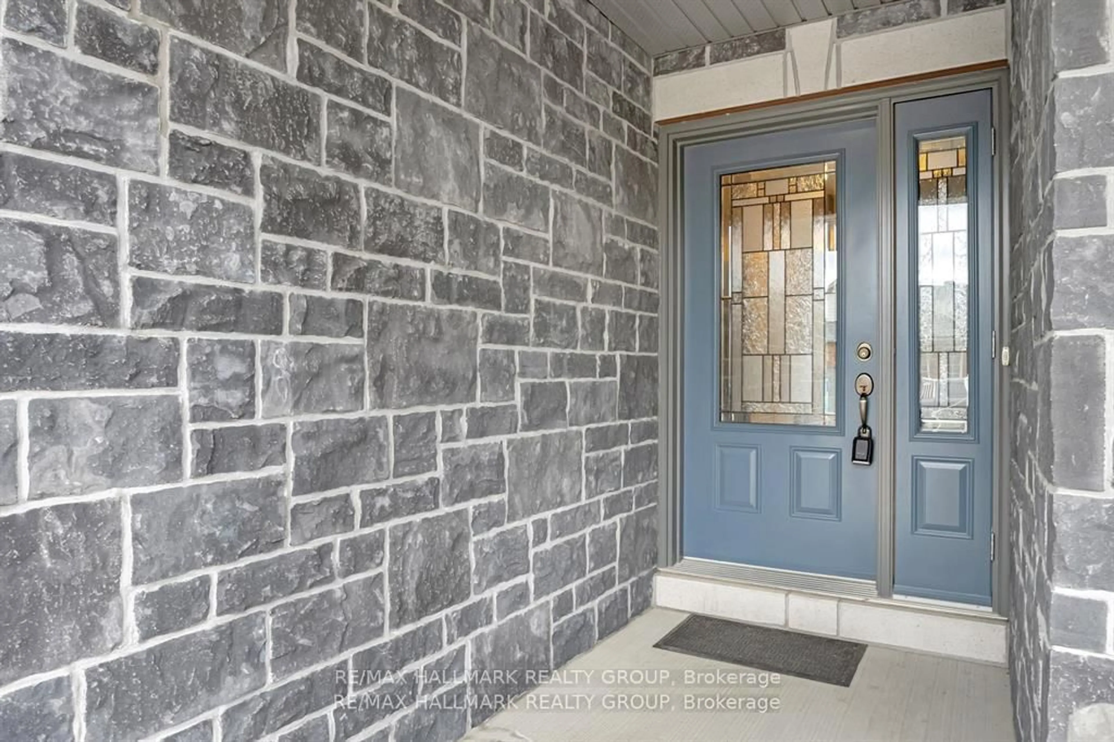 Indoor entryway for 611 Laroque St, Almonte Ontario K0A 1A0