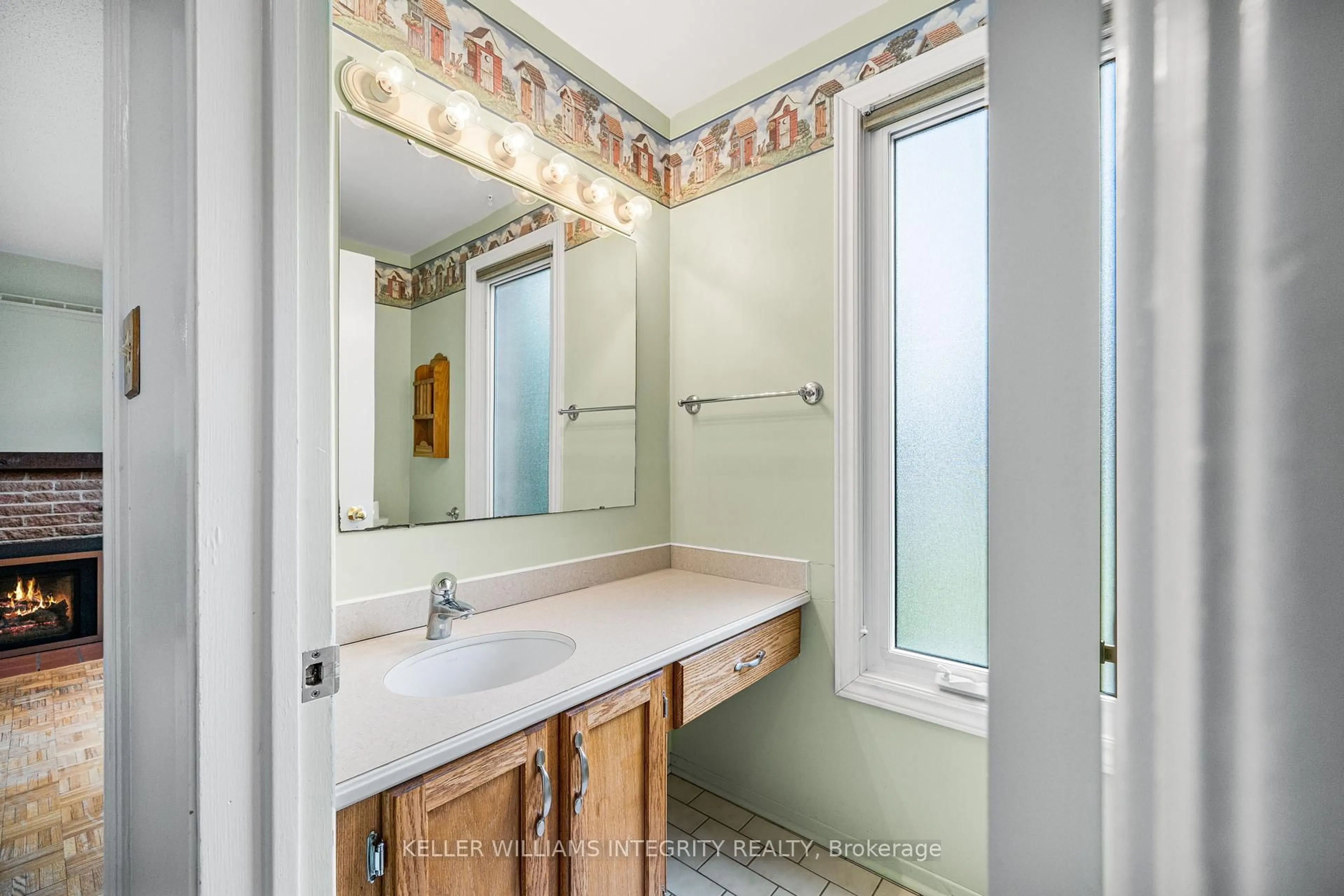 Standard bathroom, ceramic/tile floor for 5434 Riverside Cres, Manotick Ontario K4M 1G9