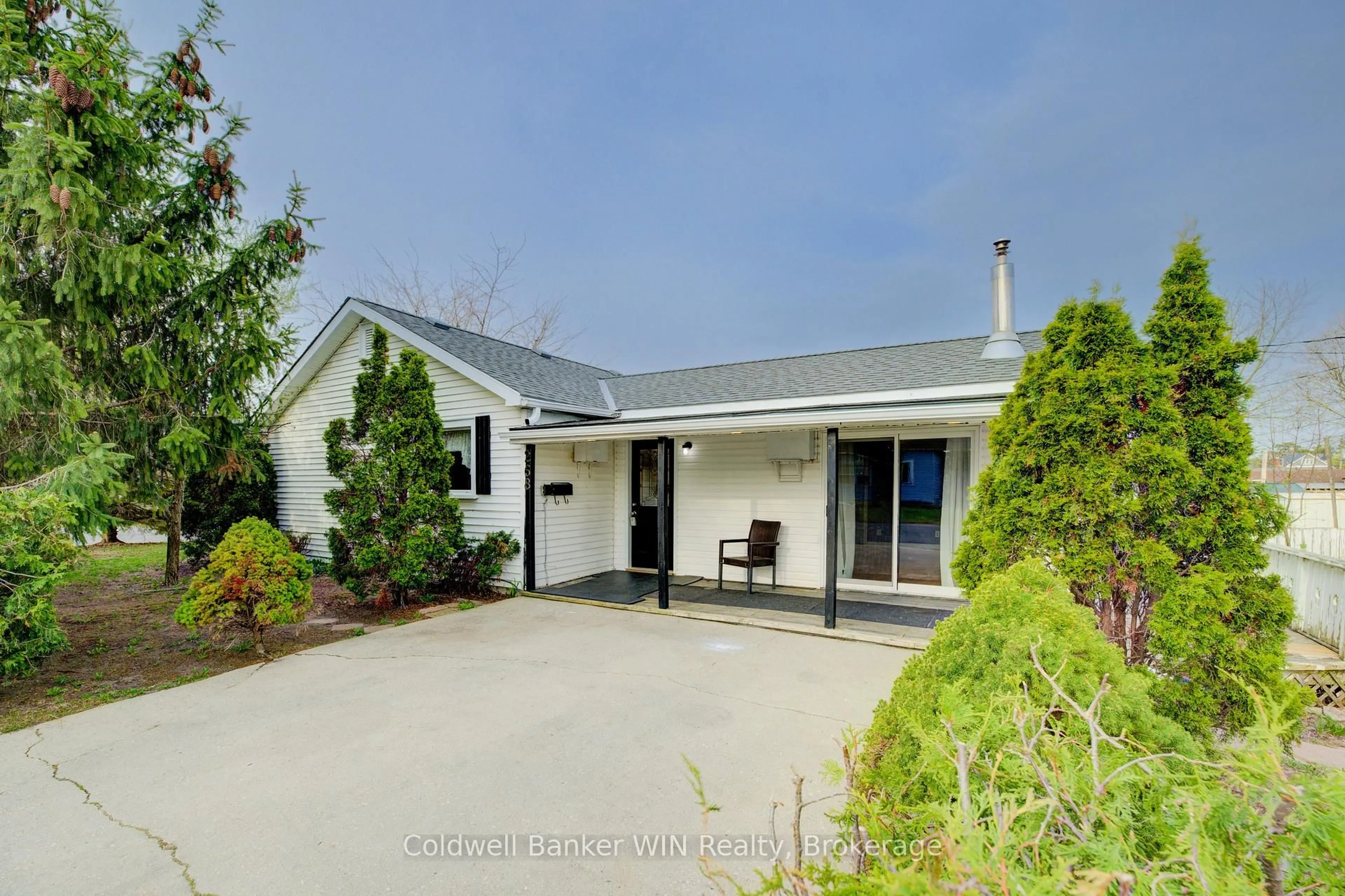 A pic from outside/outdoor area/front of a property/back of a property/a pic from drone, street for 268 6th St, Hanover Ontario N4N 1C4