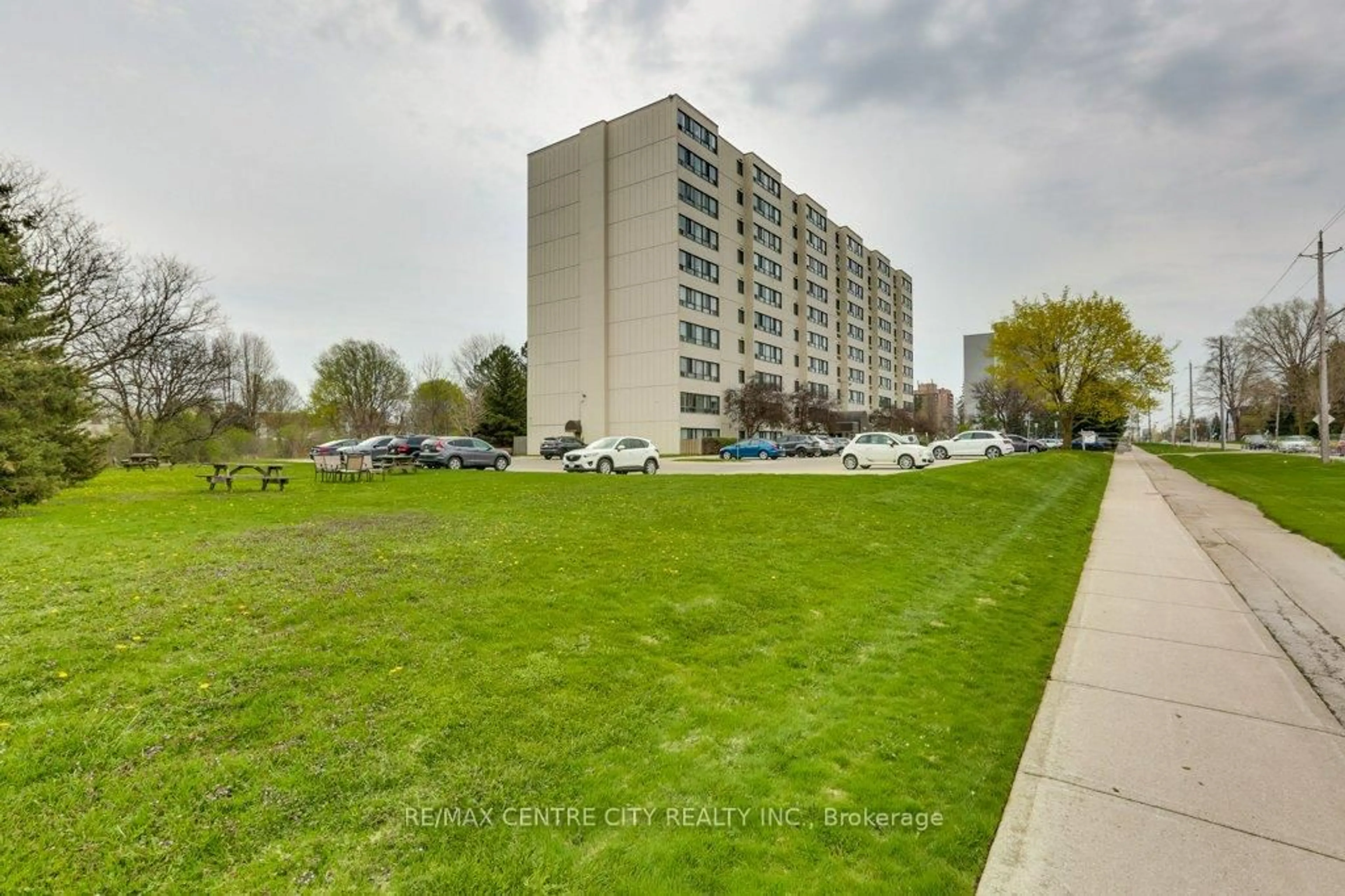 A pic from outside/outdoor area/front of a property/back of a property/a pic from drone, unknown for 1600 Adelaide St #702, London North Ontario N5X 3H6