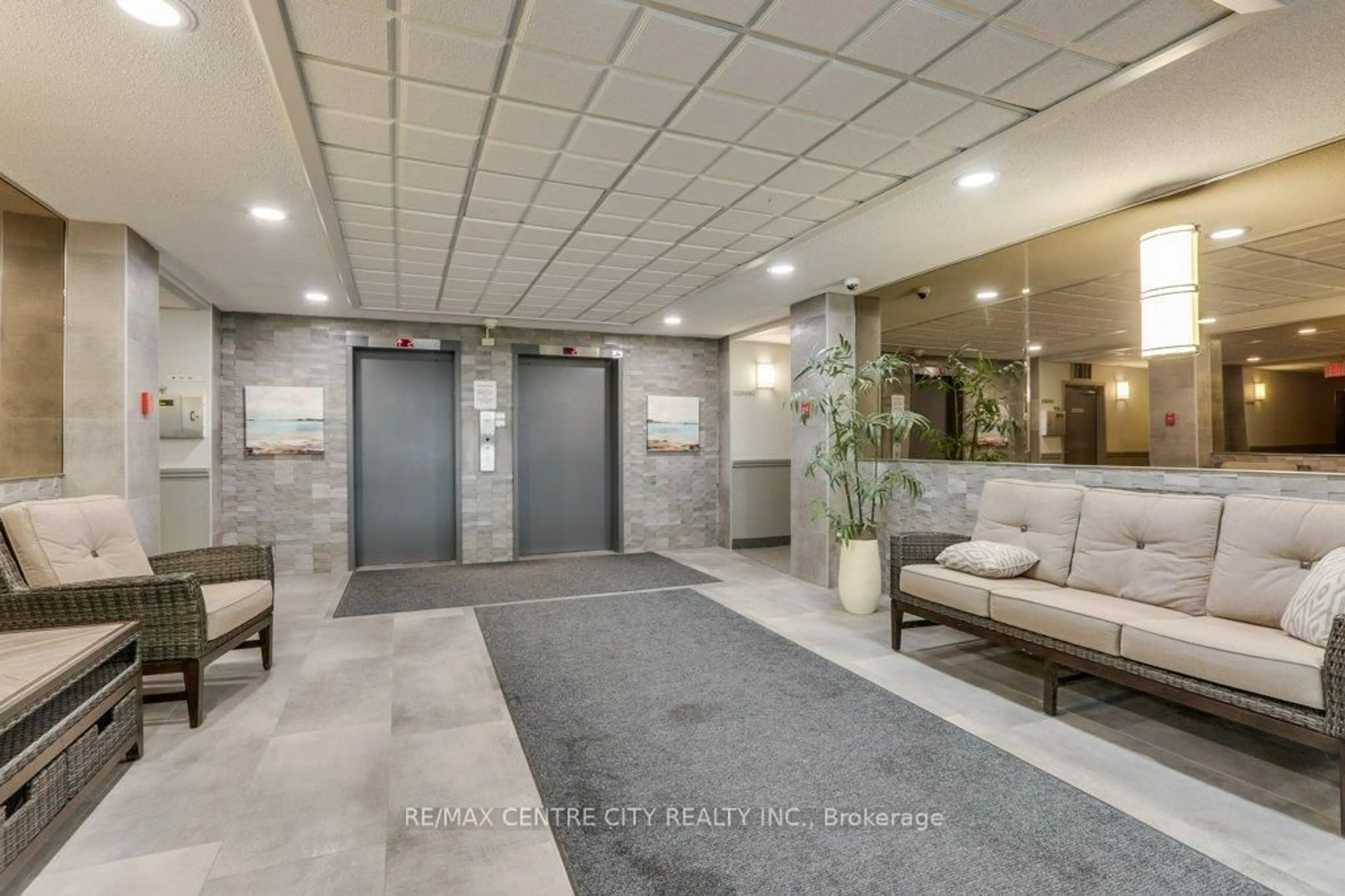 Lobby for 1600 Adelaide St #702, London North Ontario N5X 3H6