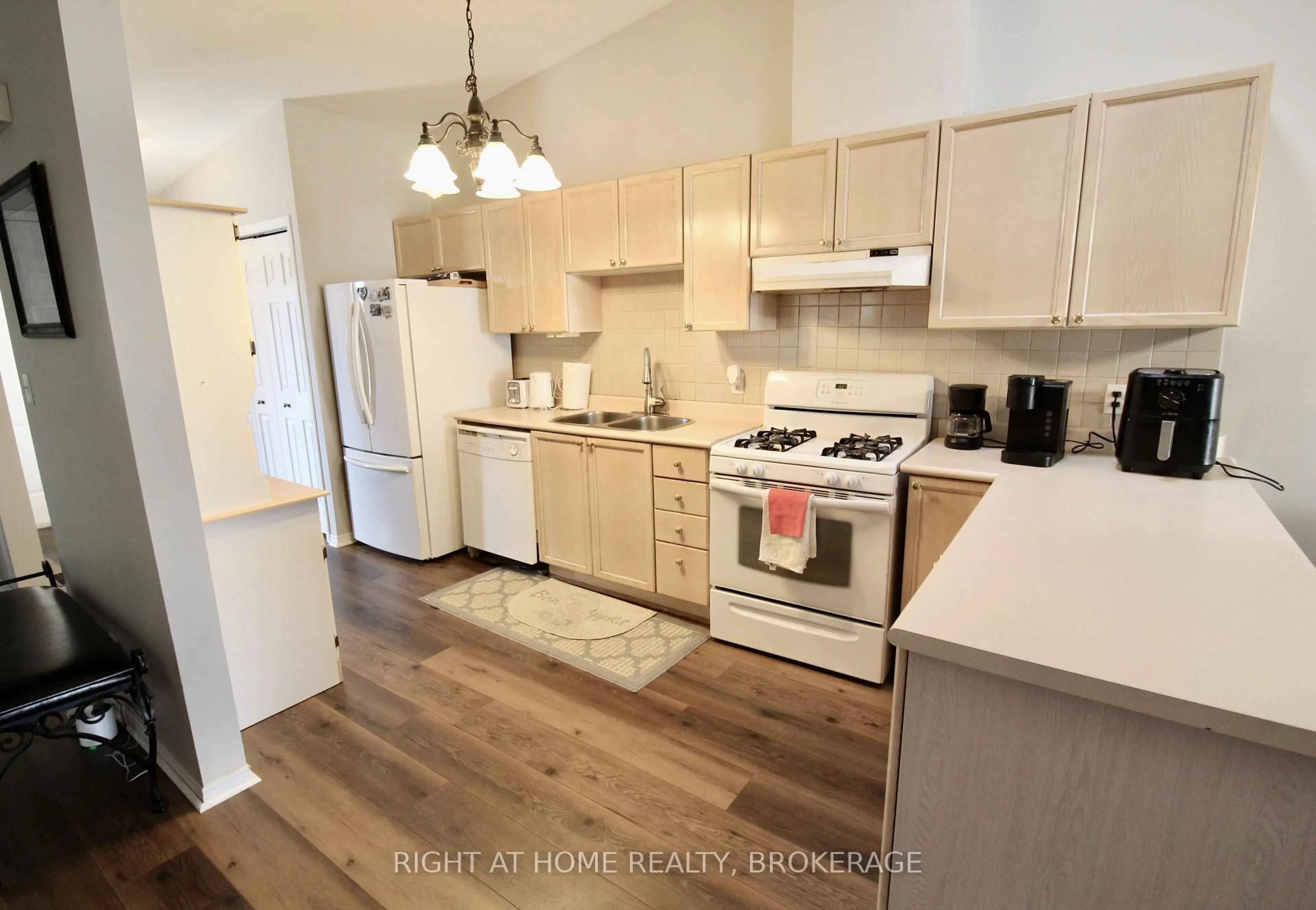 Standard kitchen, wood/laminate floor for 4451 Michael Ave, Lincoln Ontario L0R 1B5