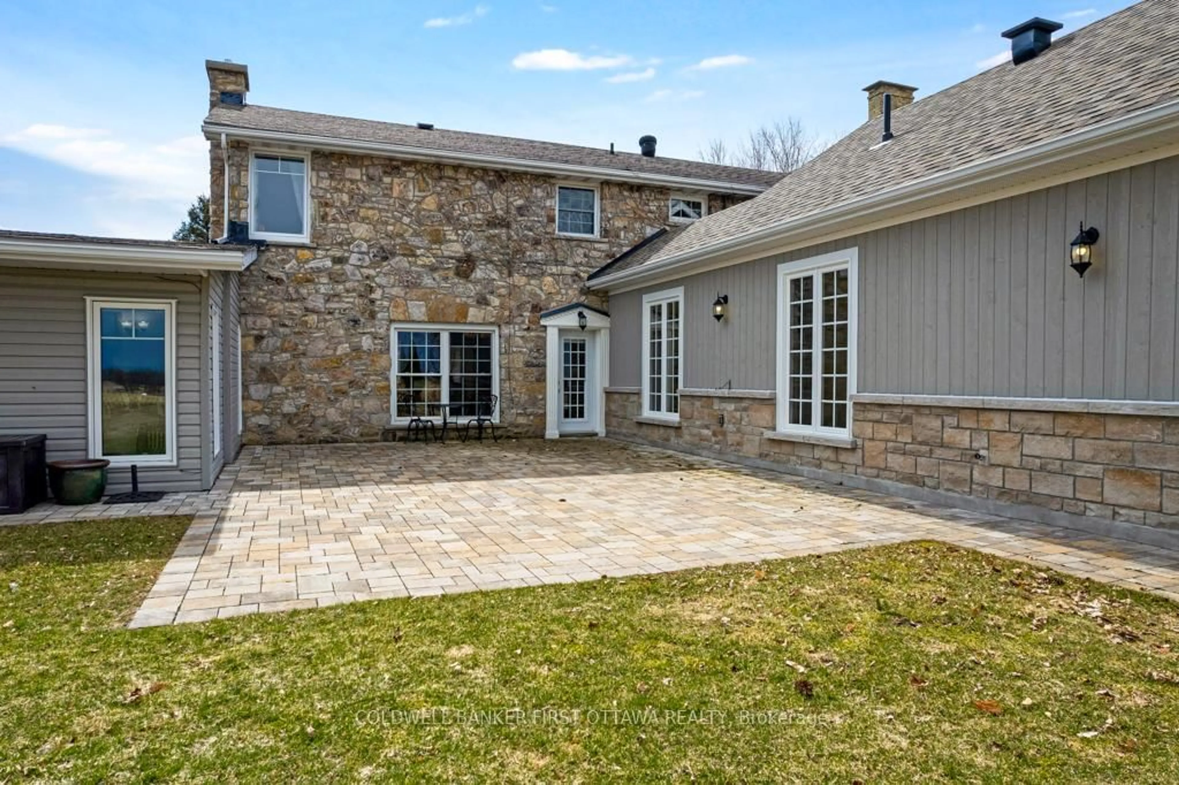 Patio, street for 2638 Rideau Ferry Rd, Perth Ontario K7H 0G5