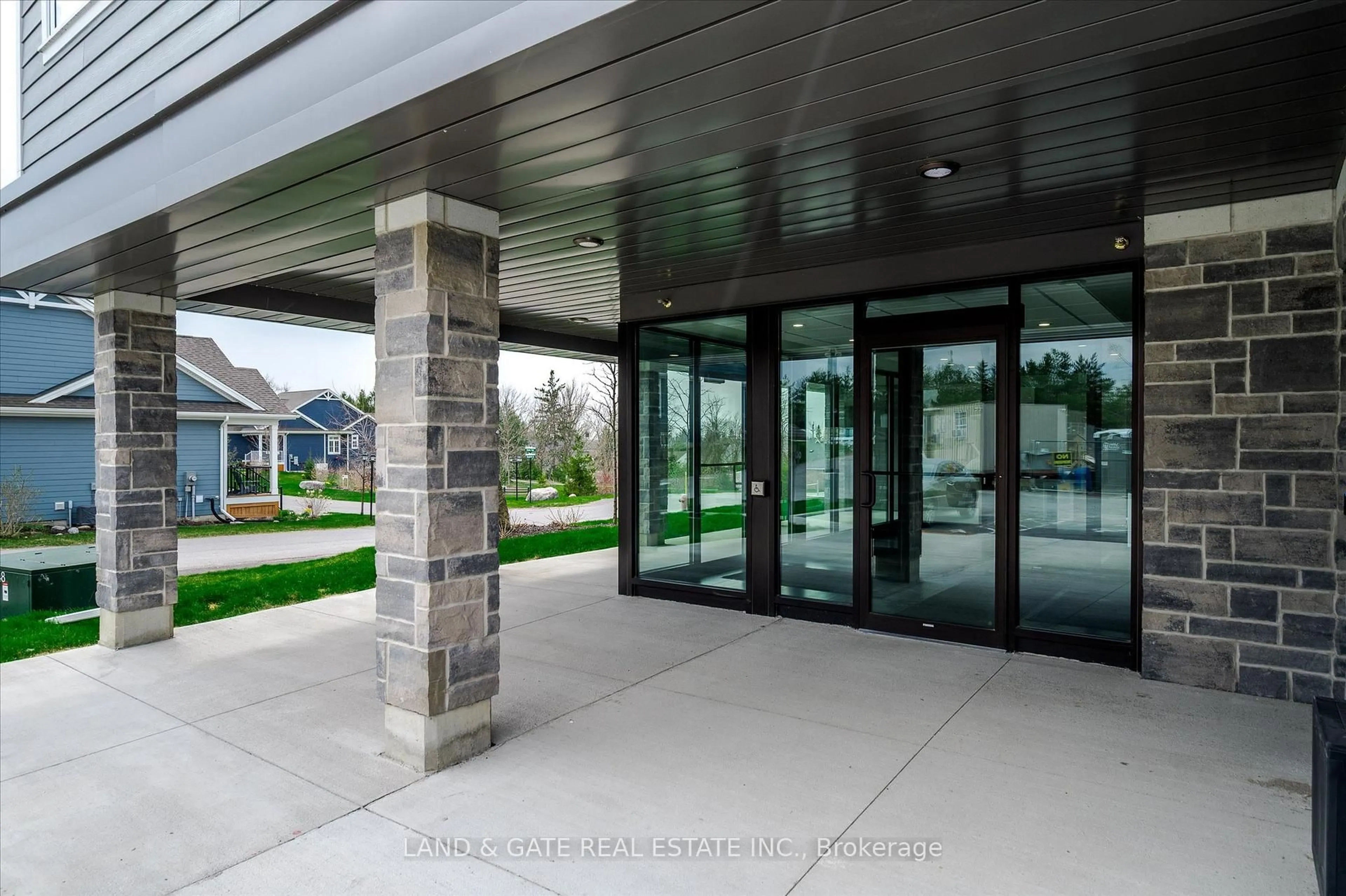 Indoor foyer for 19 Hampton Lane #207, Selwyn Ontario K0L 2H0