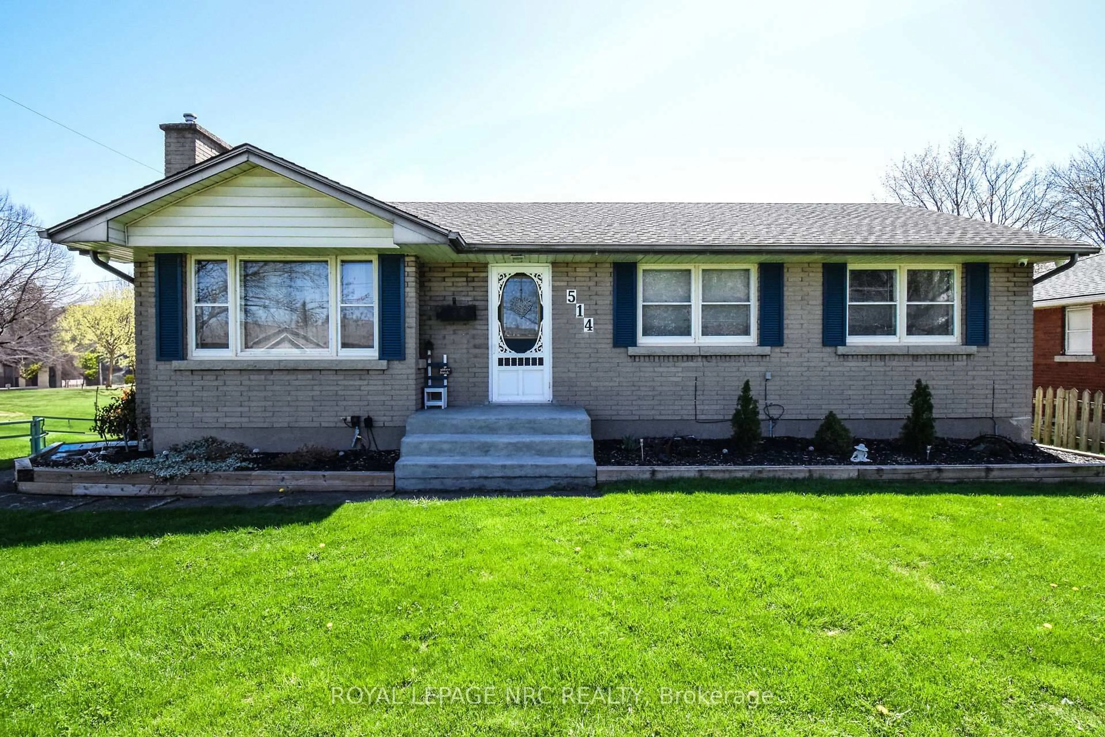 Home with vinyl exterior material, street for 514 Ontario St, St. Catharines Ontario L2N 4N2