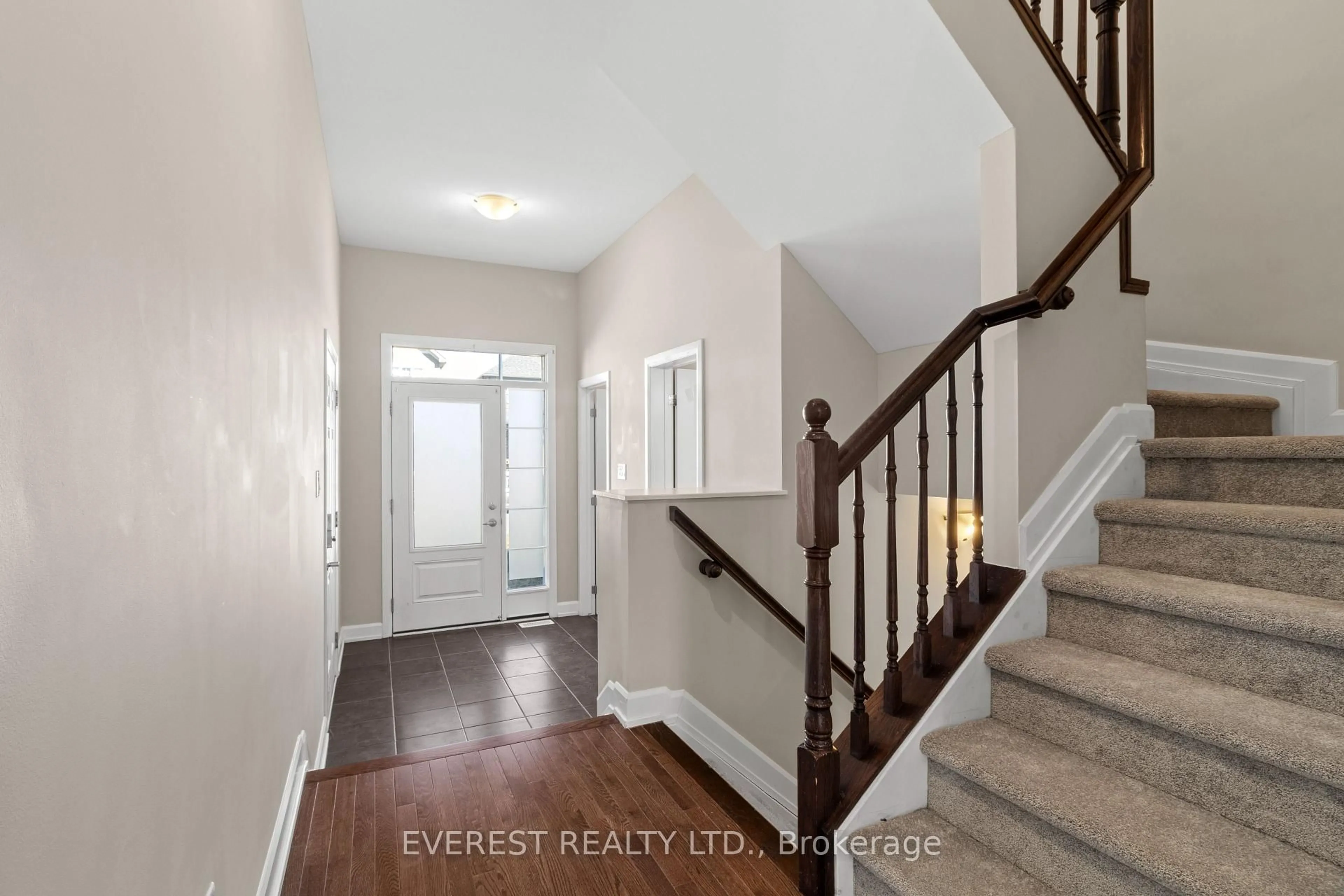 Indoor entryway for 280 Aquarium Ave, Orleans Ontario K4A 1L3