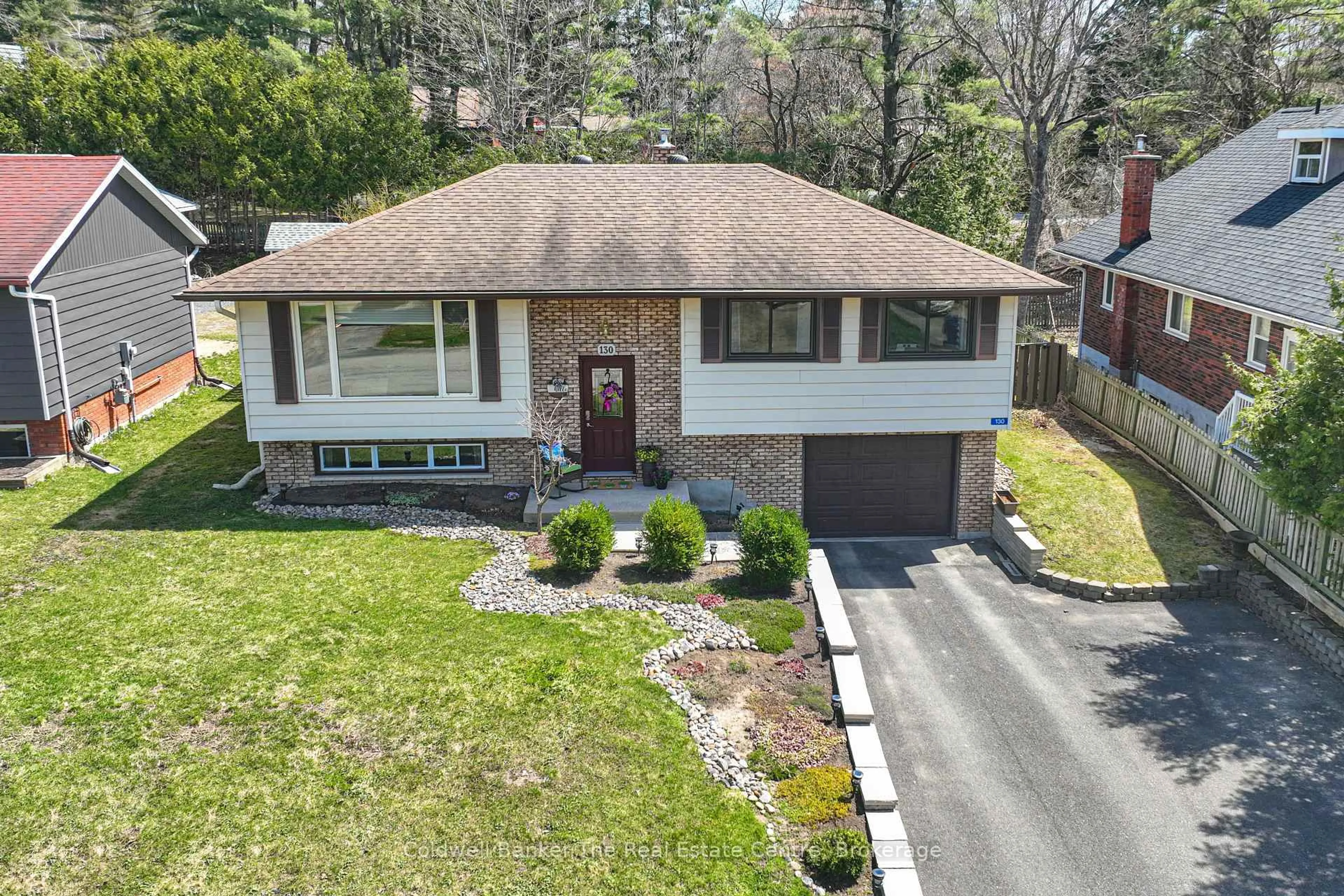 A pic from outside/outdoor area/front of a property/back of a property/a pic from drone, street for 130 Oriole Cres, Gravenhurst Ontario P1P 1C6