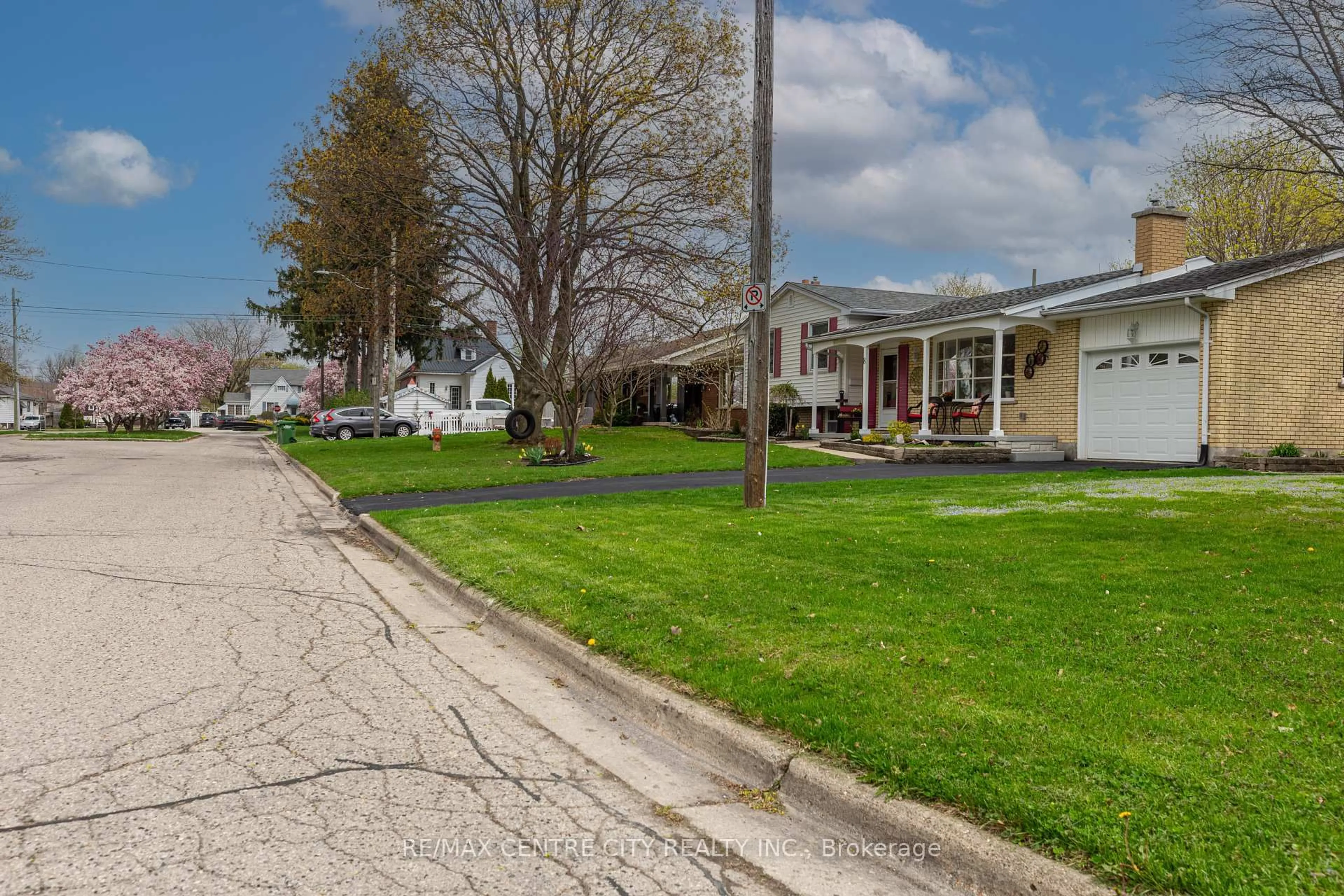 Patio, street for 8 Parkview Dr, St. Thomas Ontario N5R 4B5